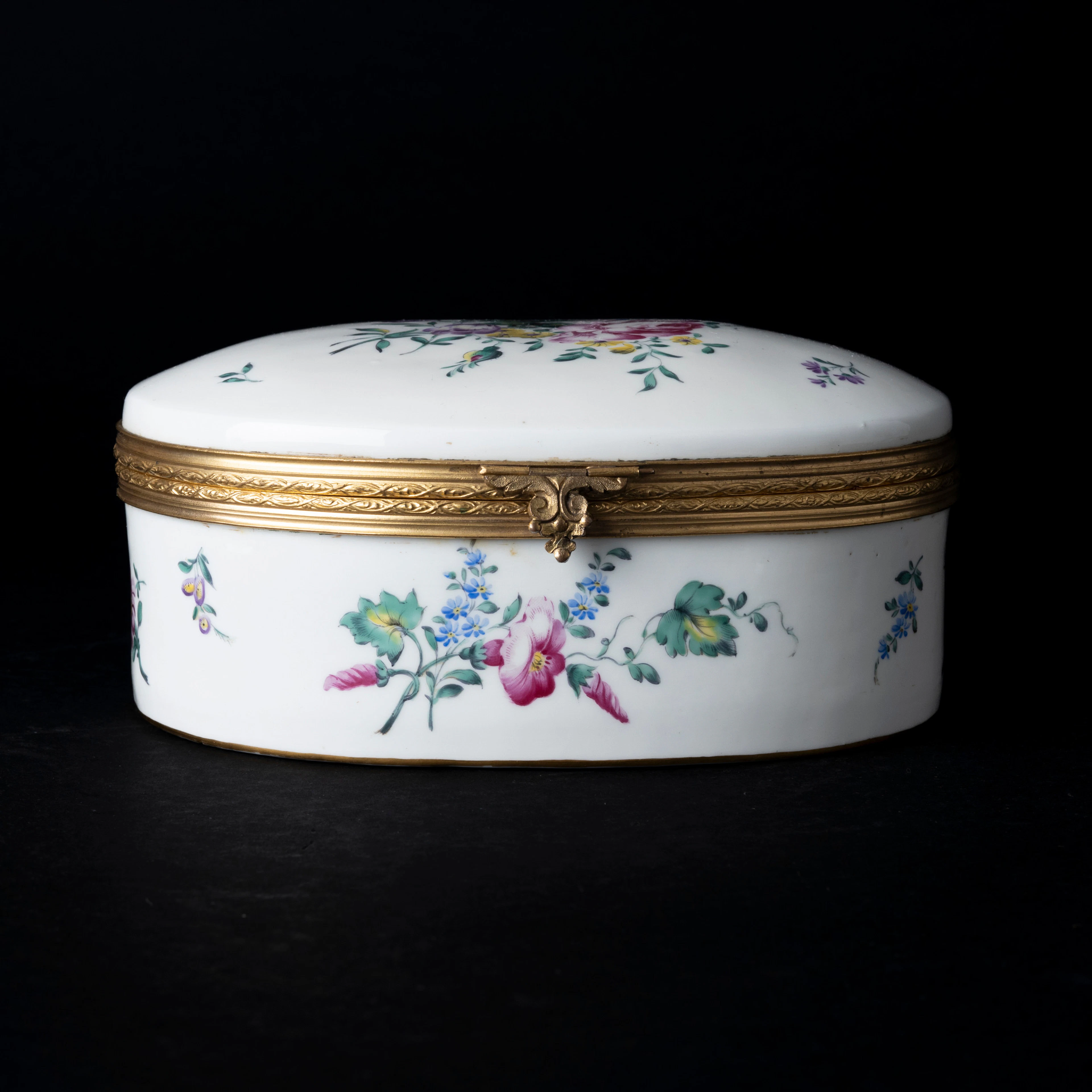 LOCKDOSA, porslin, fattning av mässing, Tournai-liknande stämpel, 1800-tal.
