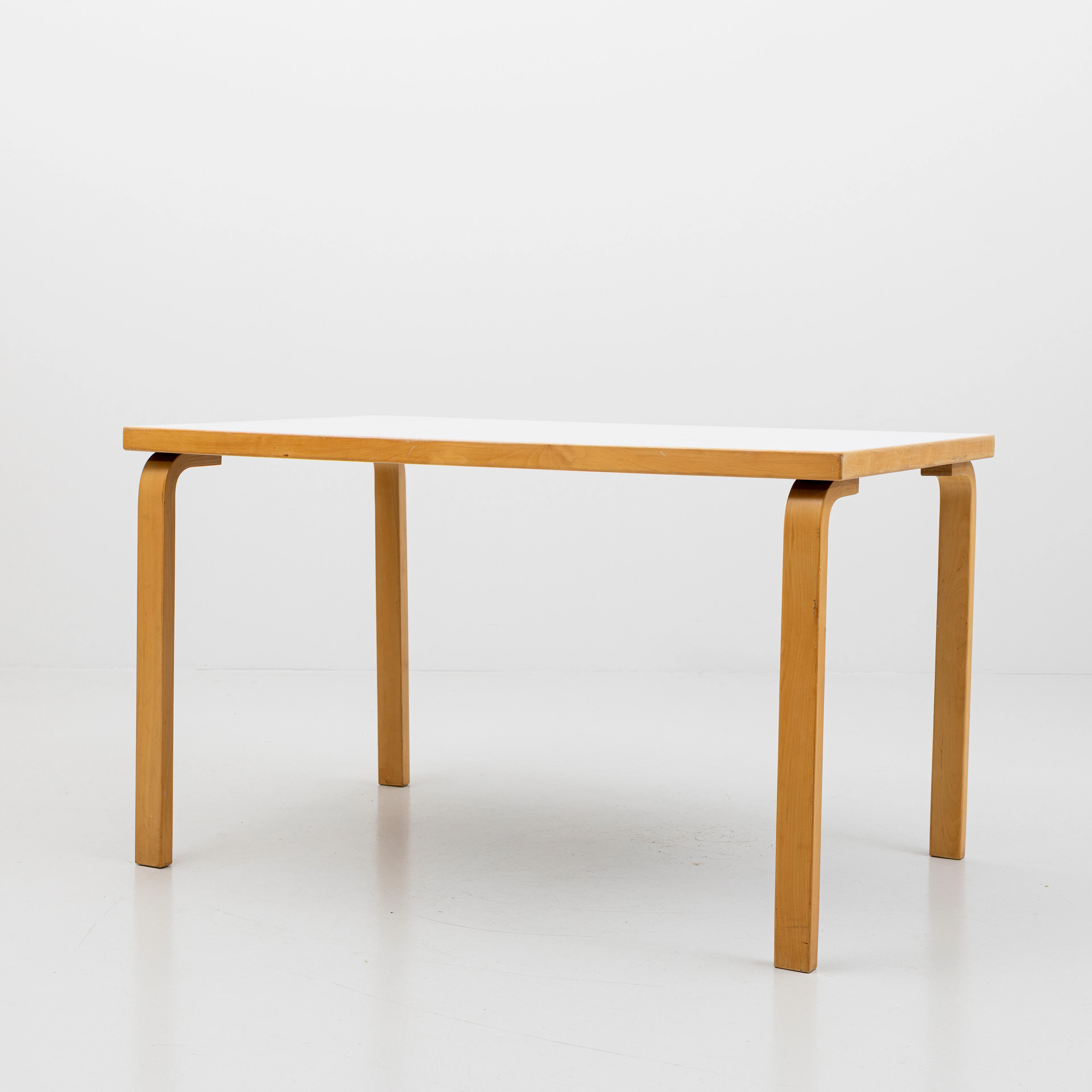 ALVAR AALTO. Artek. bord, "modell nr 81B " ,i björk och vit laminat.