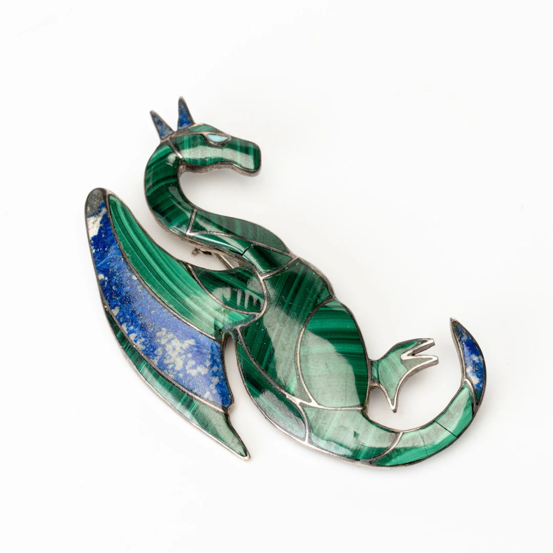 BROSCH, mosaik av olika stenar, bl.a. malakit, silver, troligen Mexiko