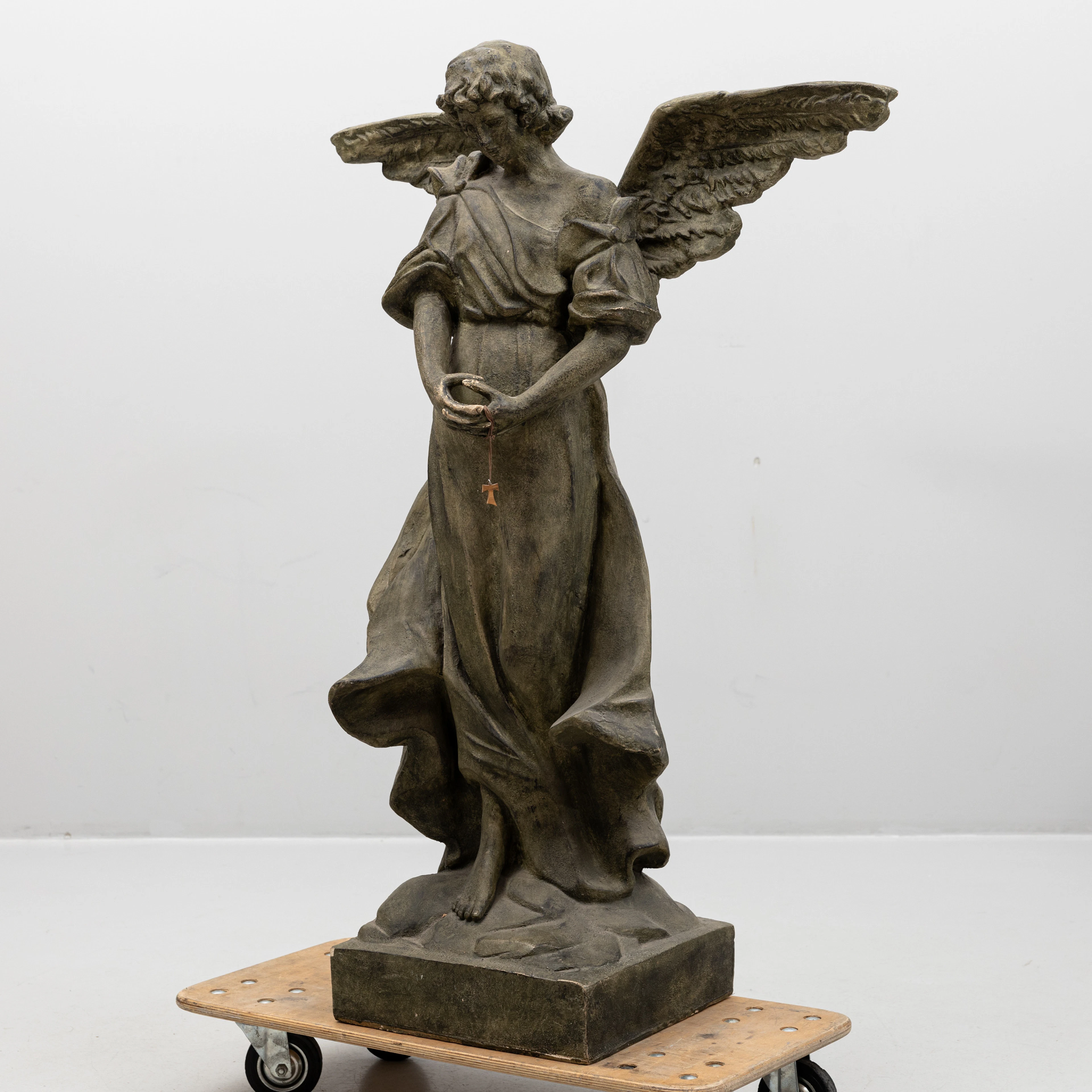 SKULPTUR, i form av ängel, patinerad gips, 2000-tal.