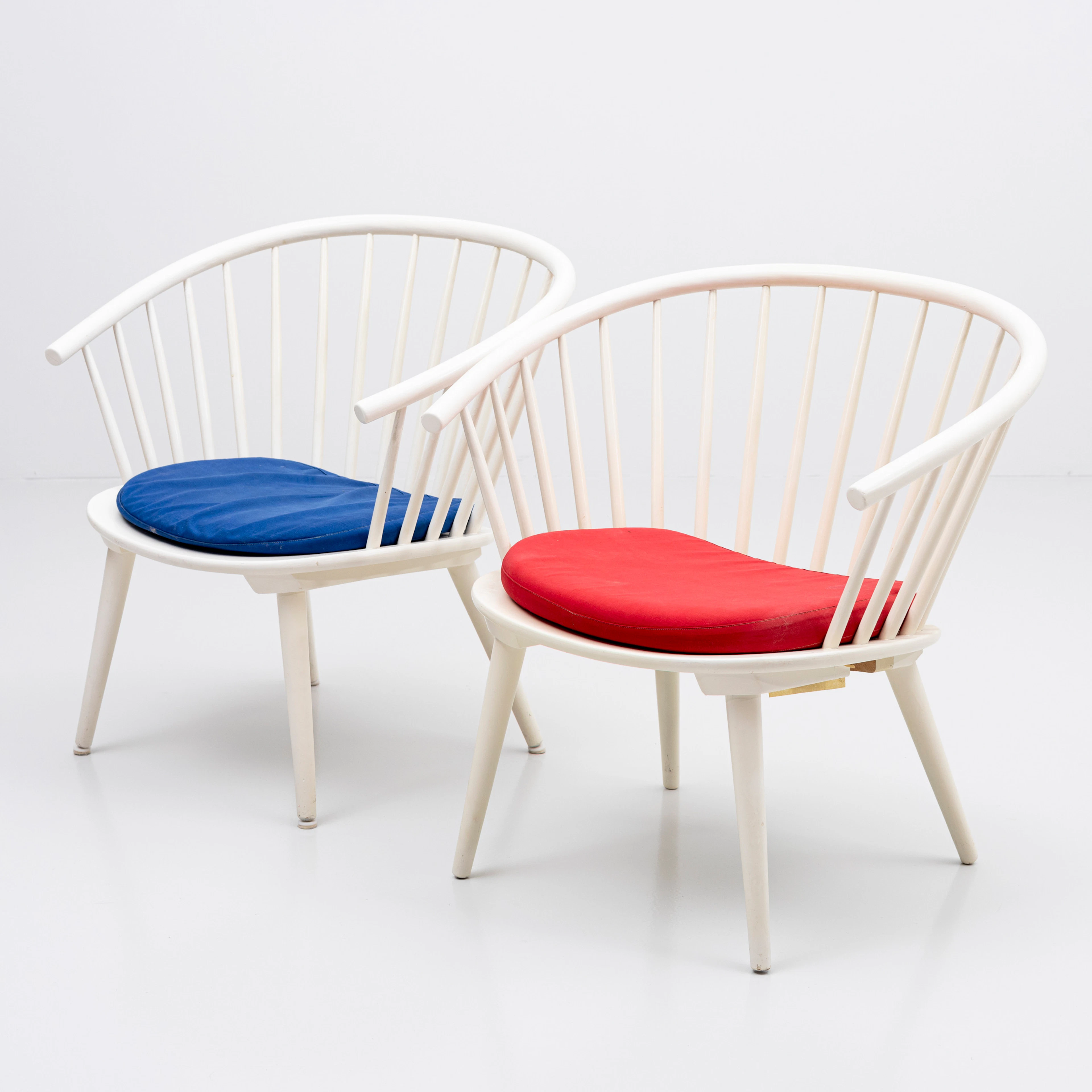 GILLIS LUNDGREN. Fåtöljer, ett par, "Eker", vitlackerad bok, IKEA, 1960-tal.