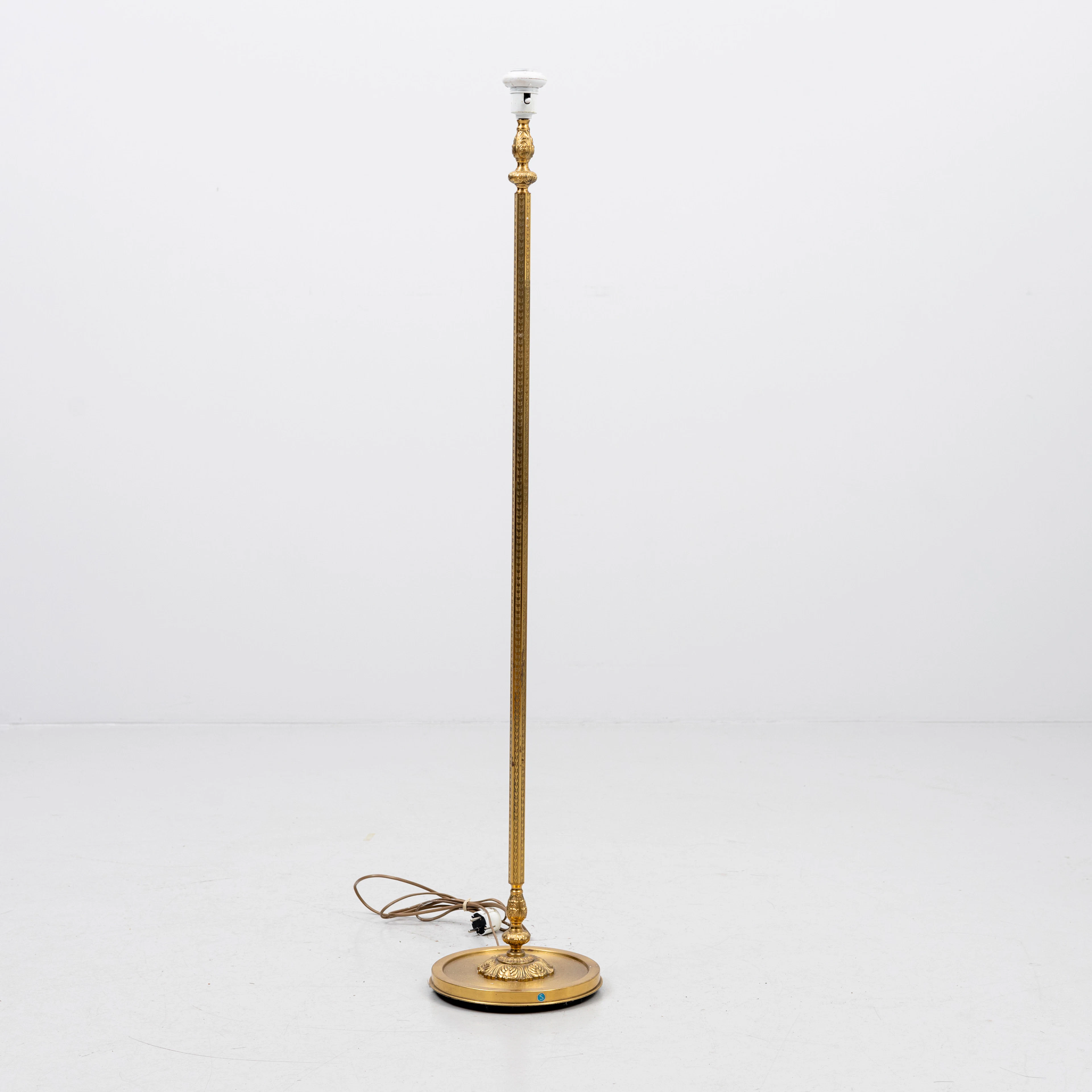 GOLVLAMPA, gulmetall, Kenbro, 1900-talets andra hälft.
