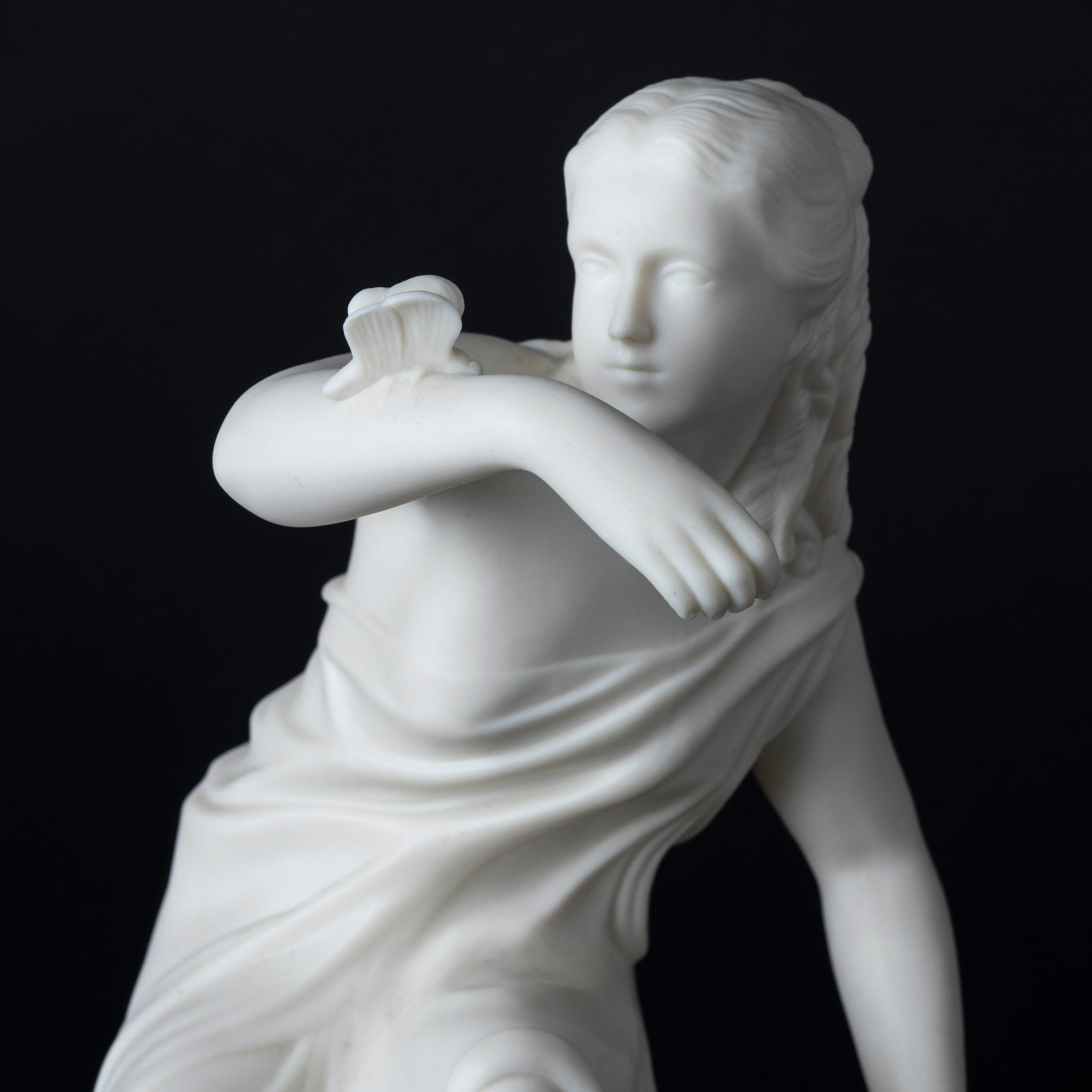 ADELE RUDENSCHÖLD (1832-1923). Figurin, parian, ung kvinna med fjäril