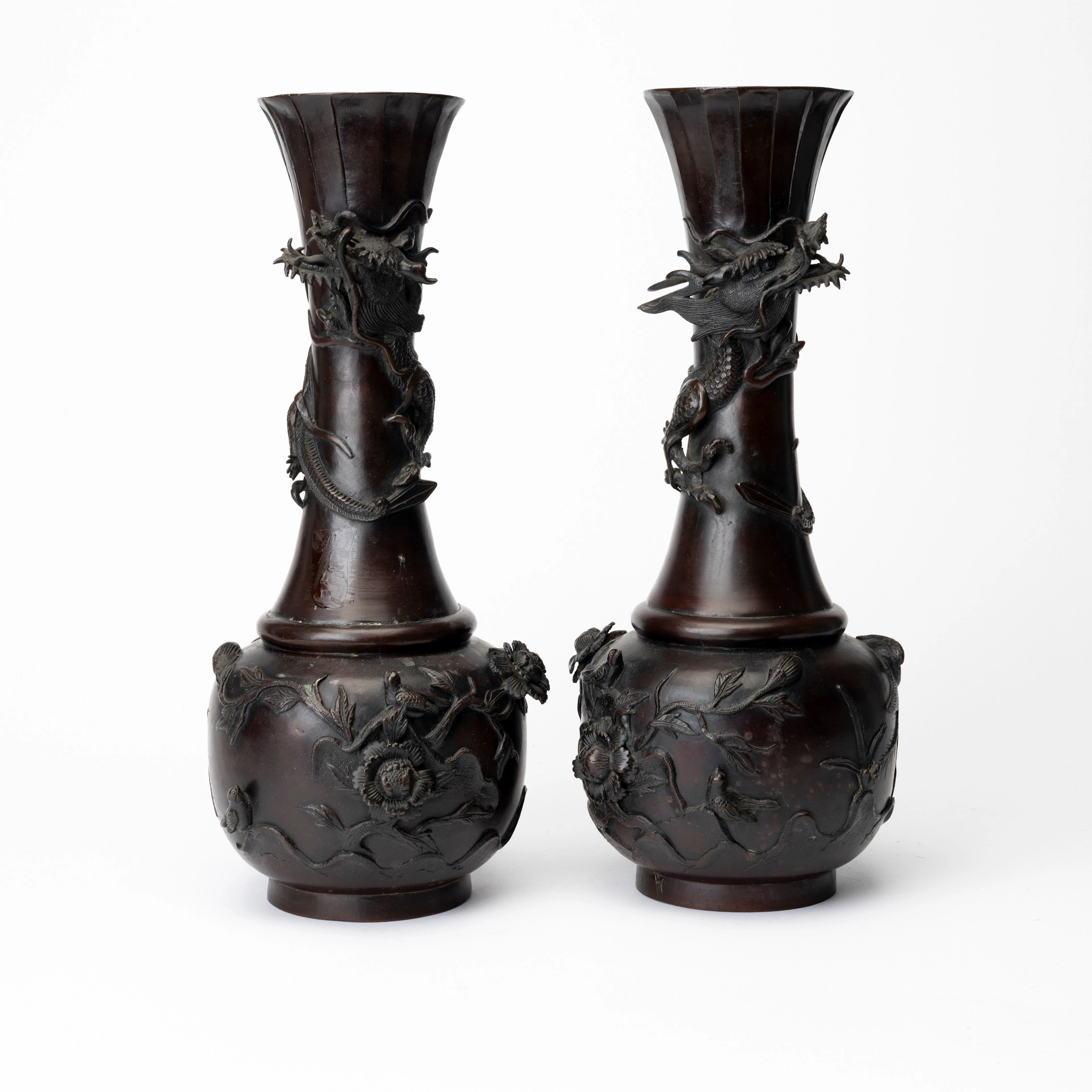 VASER 1 par, bronspatinerad metall, Japan, 1900-tal.