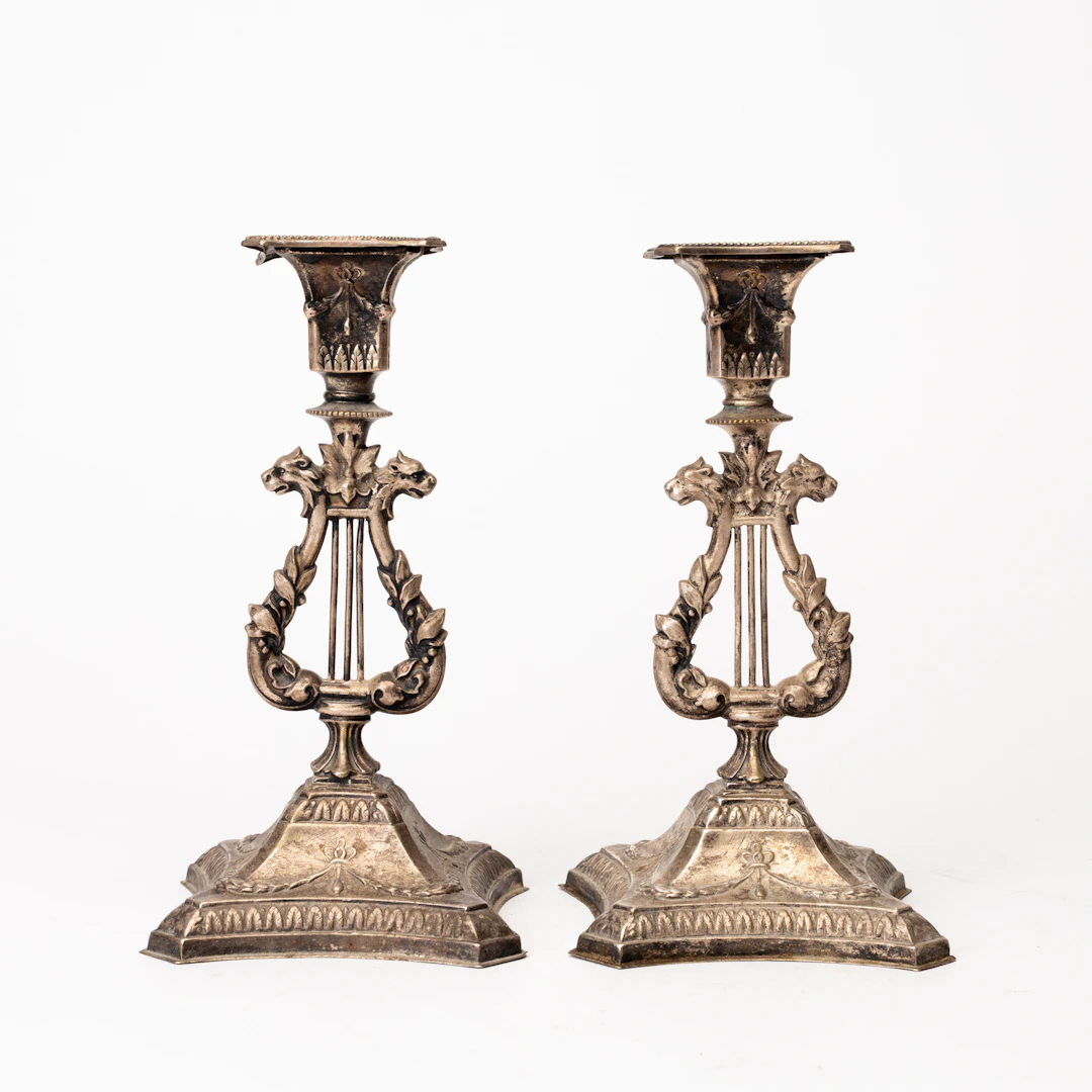 LJUSSTAKAR, ett par, empirestil, nysilver, 1900-talets första hälft.
