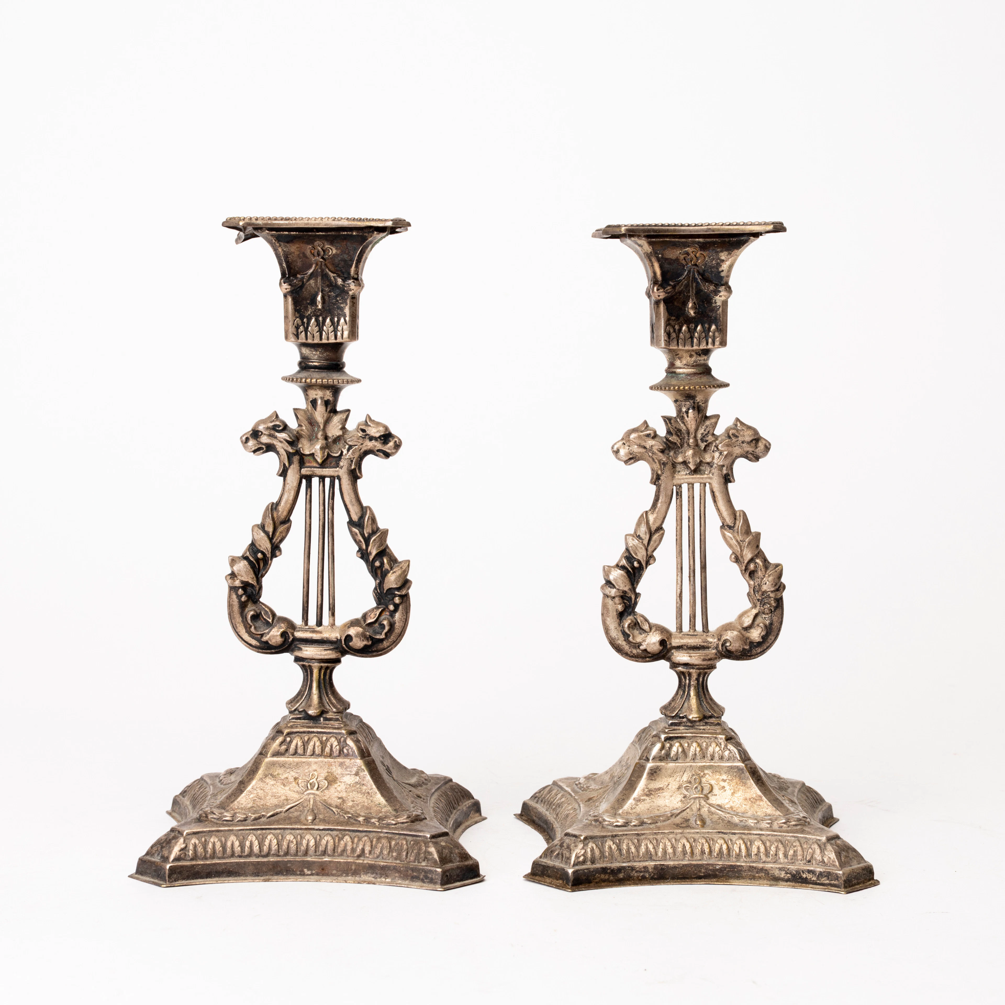 LJUSSTAKAR, ett par, empirestil, nysilver, 1900-talets första hälft.