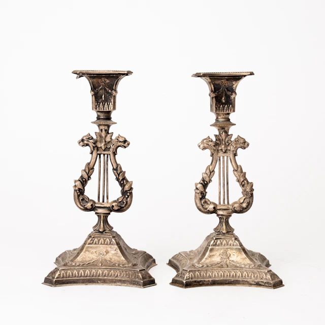 LJUSSTAKAR, ett par, empirestil, nysilver, 1900-talets första hälft.