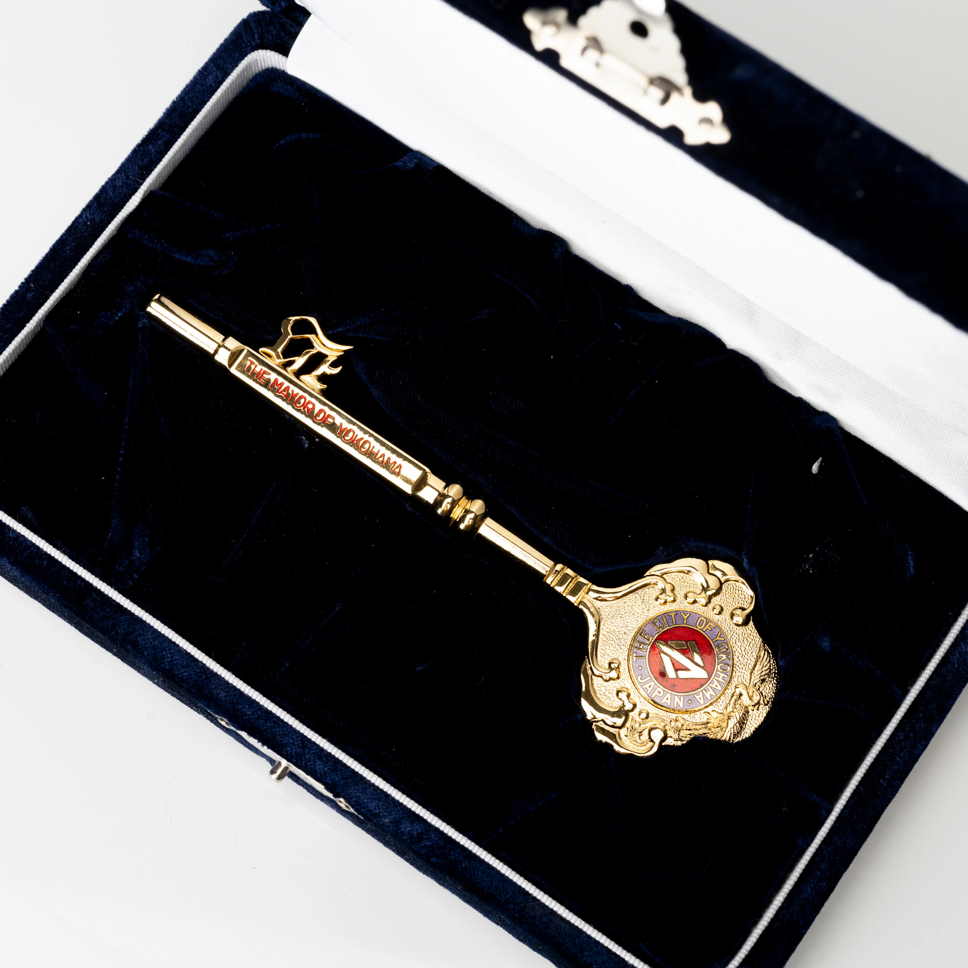 MEDALJ / NYCKEL, "The mayor of Yokohama", förgylld i 24K guld, Japan.