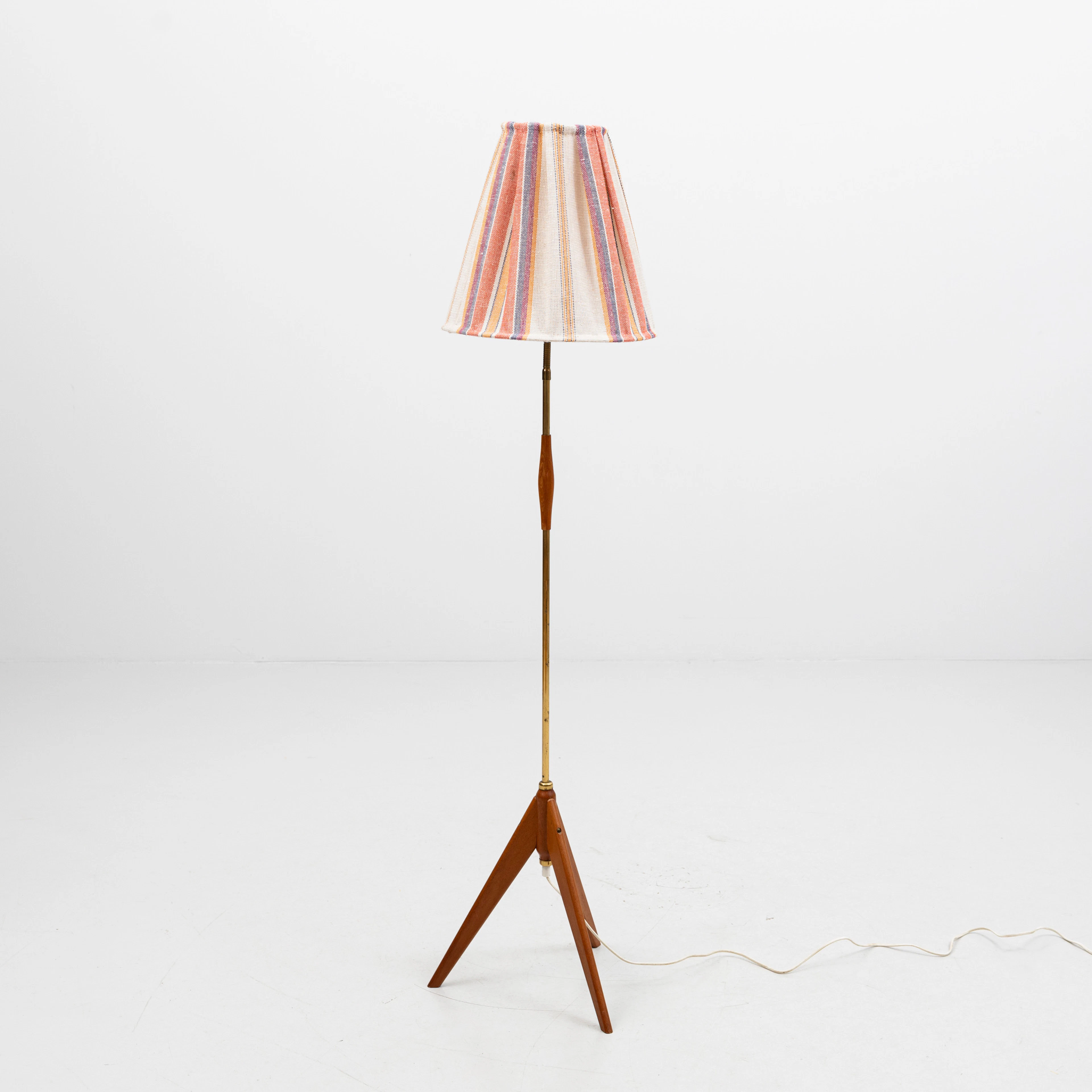 GOLVLAMPA, teak, mässing, 1950-tal.