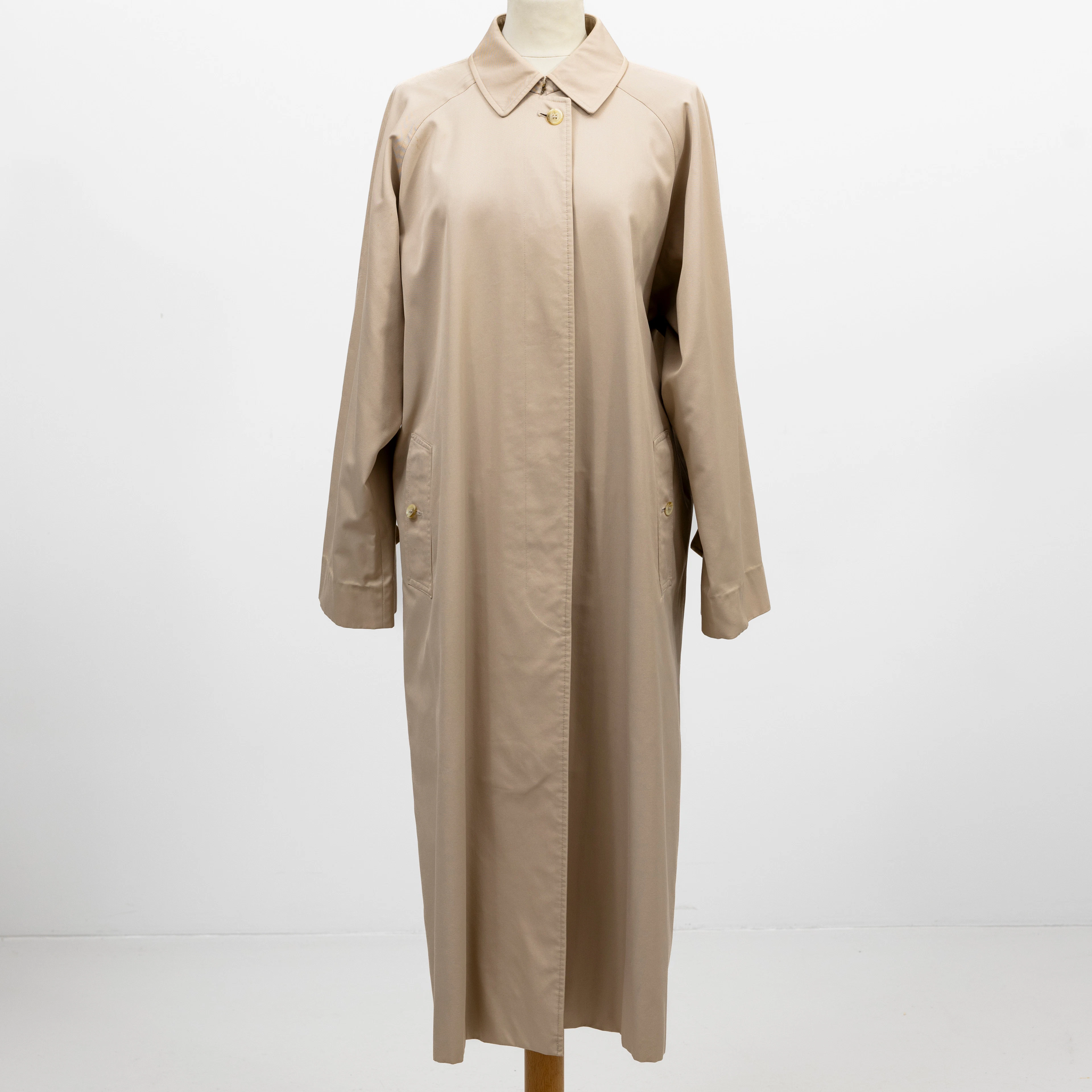 BURBERRYS, trenchcoat.