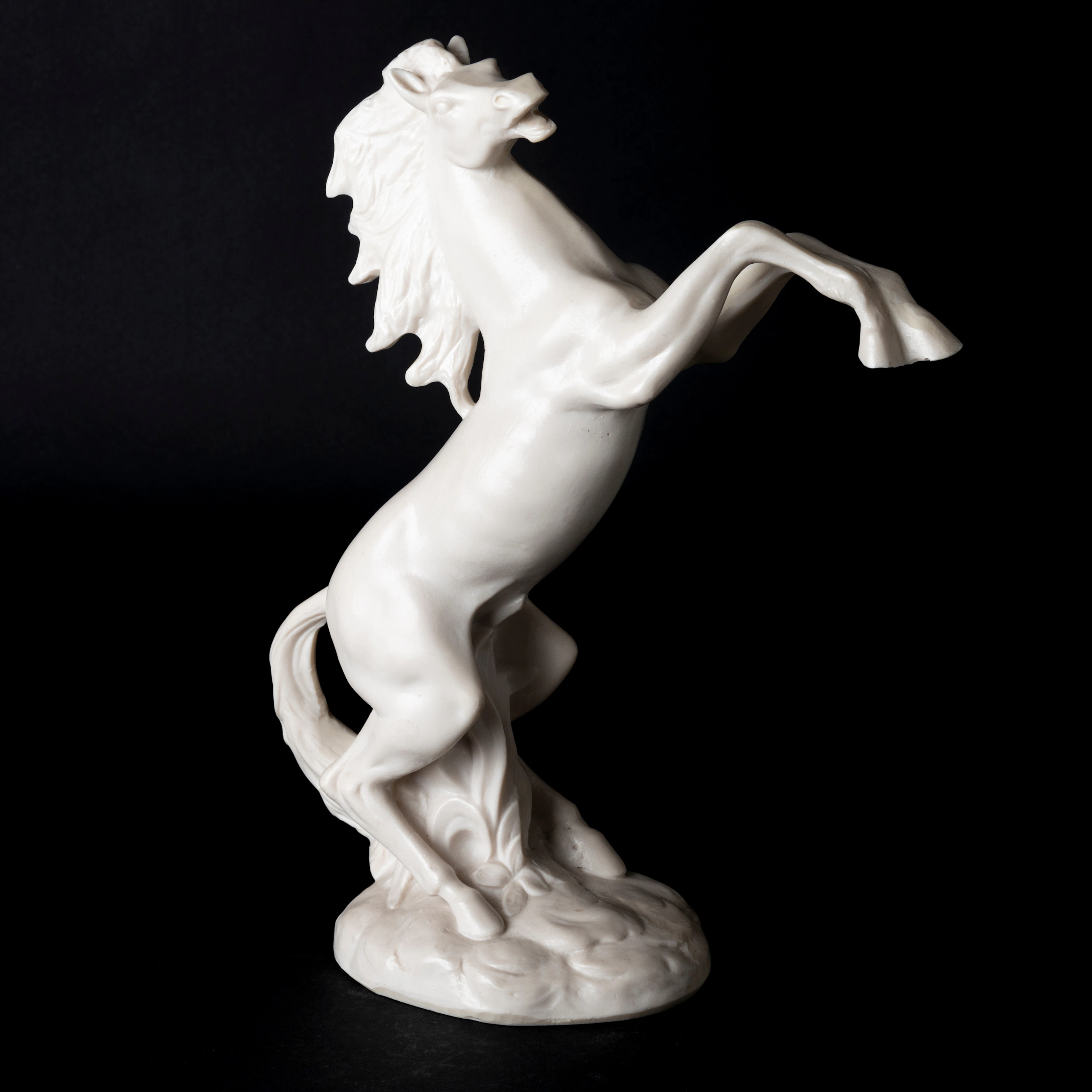SKULPTUR, stegrande häst, alabaster, Italien, 1900-talets andra hälft.