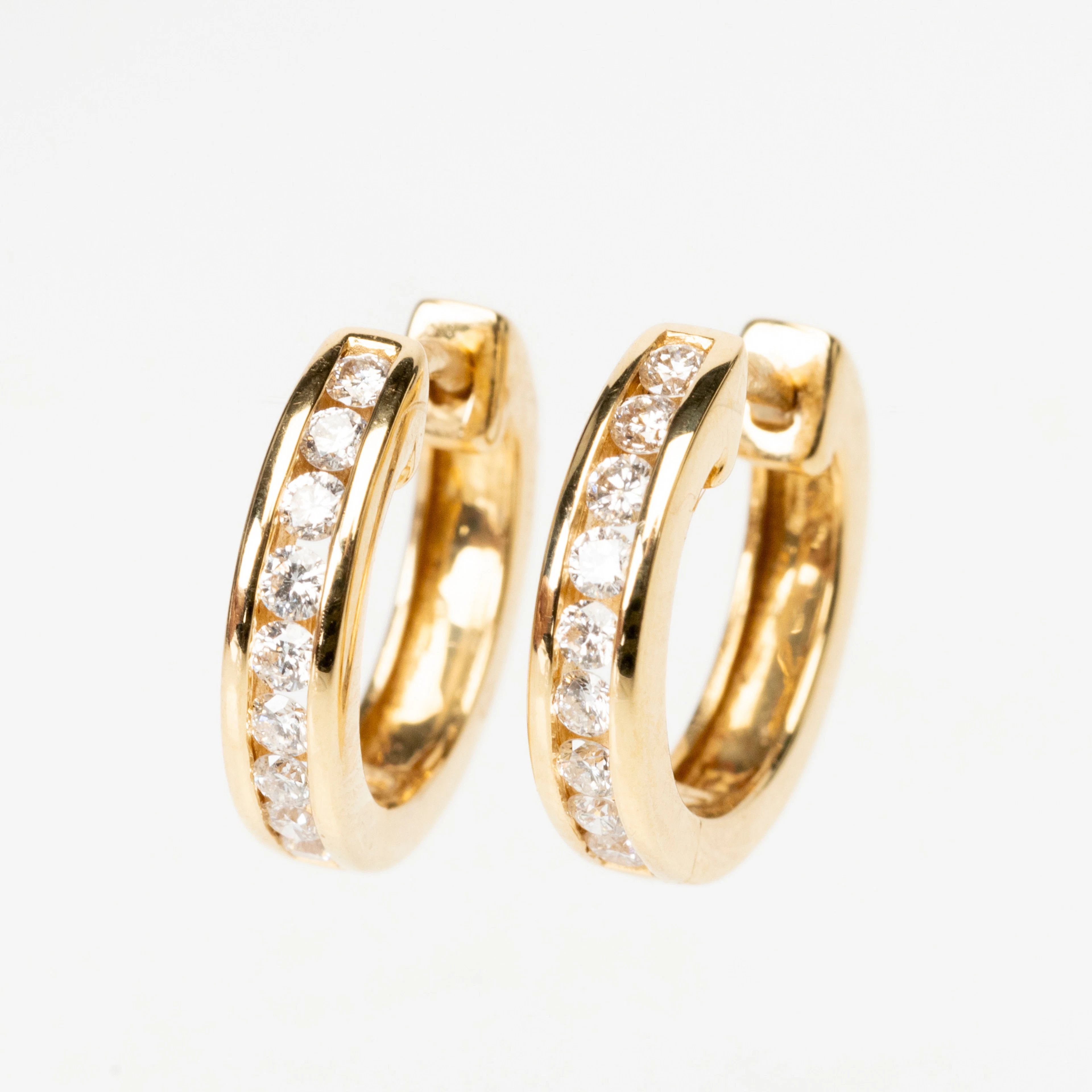 ÖRHÄNGEN/HOOPS, ett par, 18K guld samt briljanter, GHA.