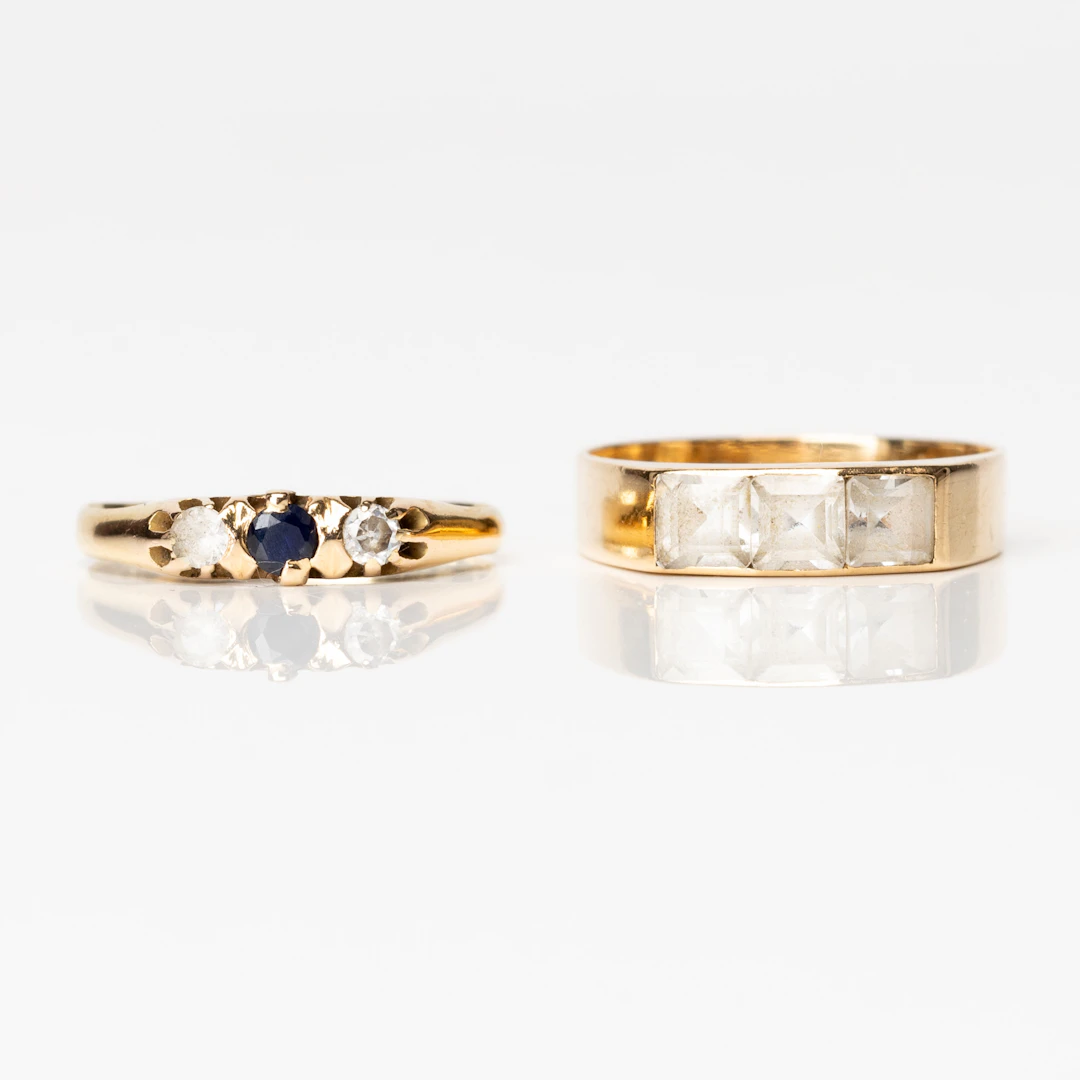 RINGAR 2 st, guld, 18K, en med en diamant samt en blå sten och en