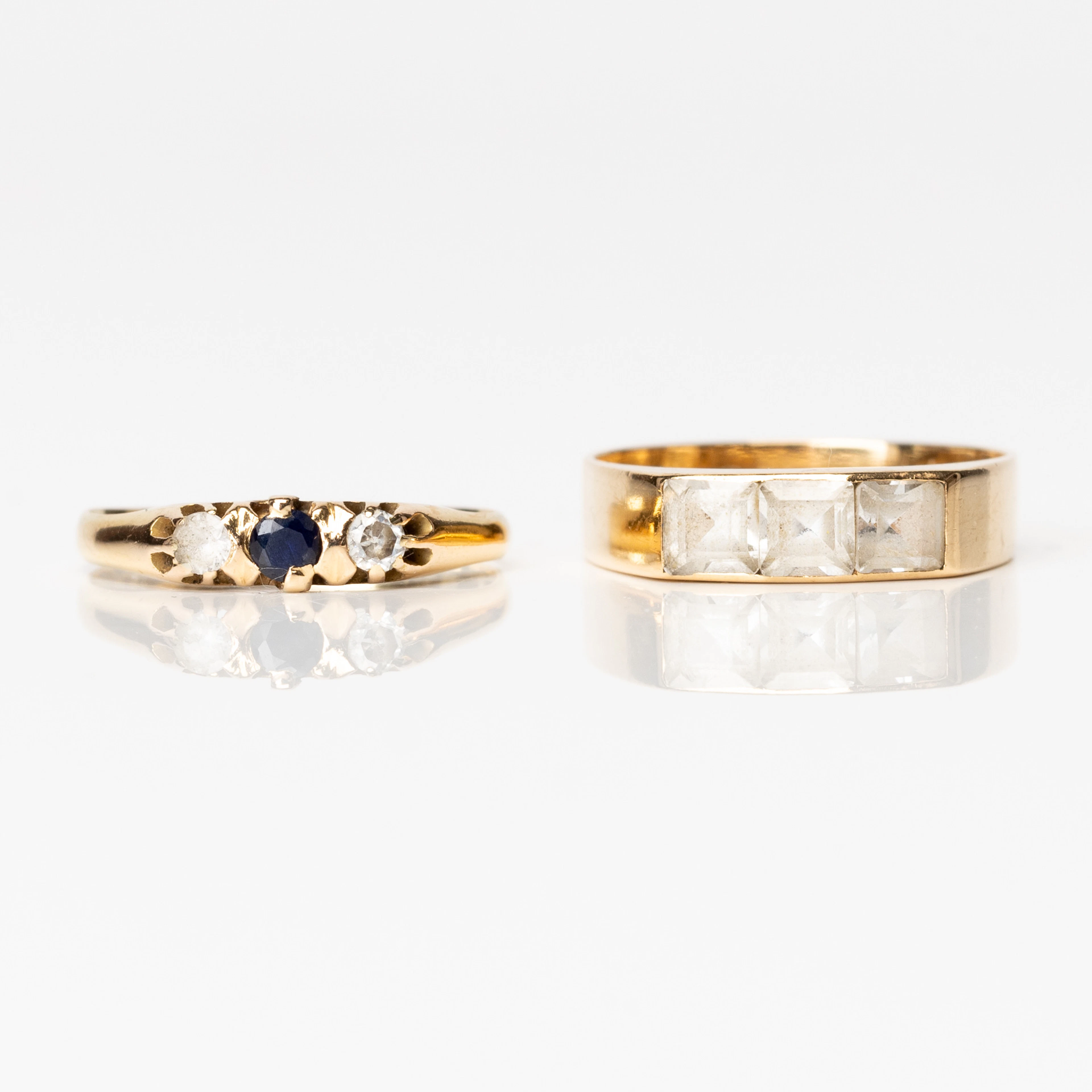 RINGAR 2 st, guld, 18K, en med en diamant samt en blå sten och en