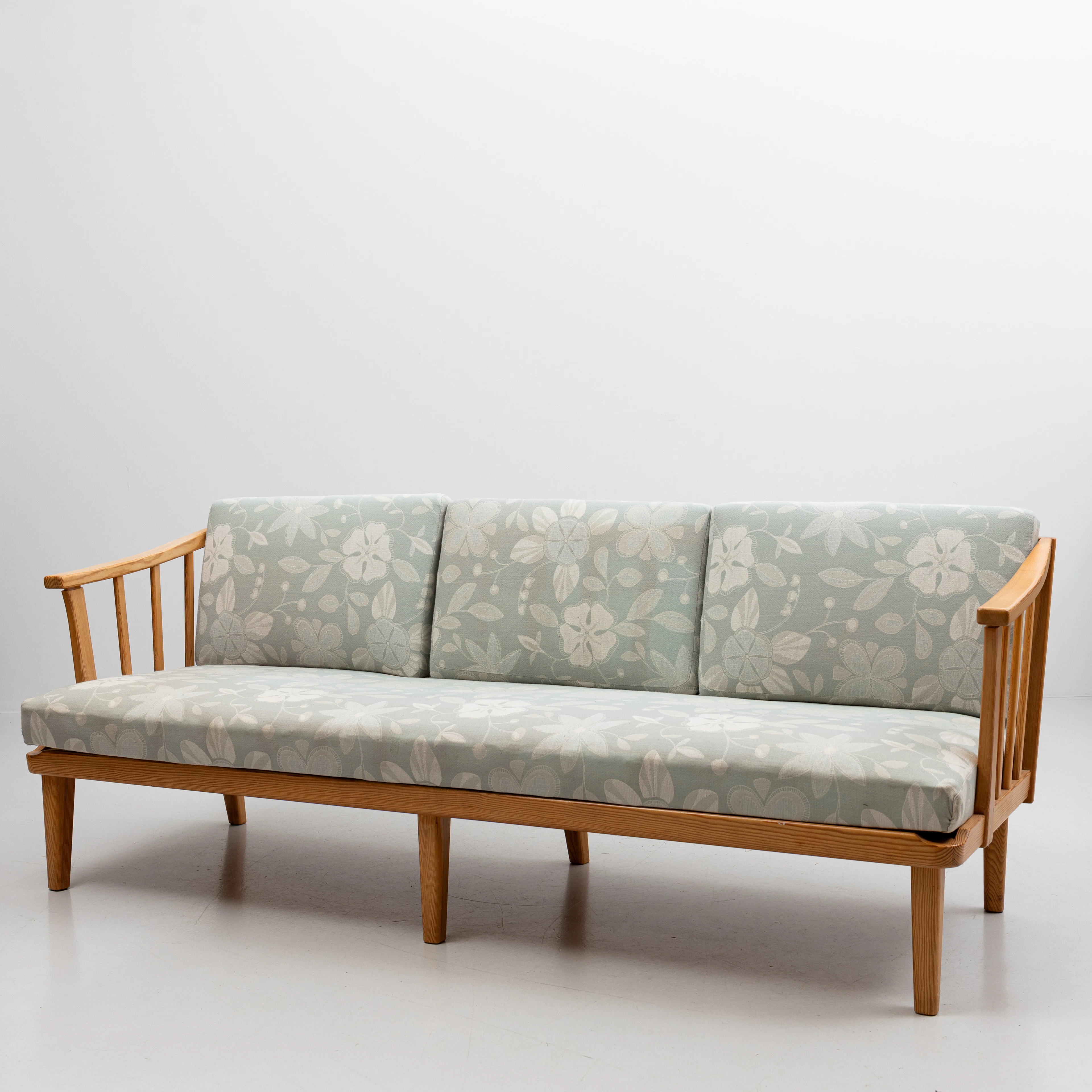 CARL MALMSTEN. Soffa, "Visingsö", furu, brickmärkt, AB O.H. Sjögren