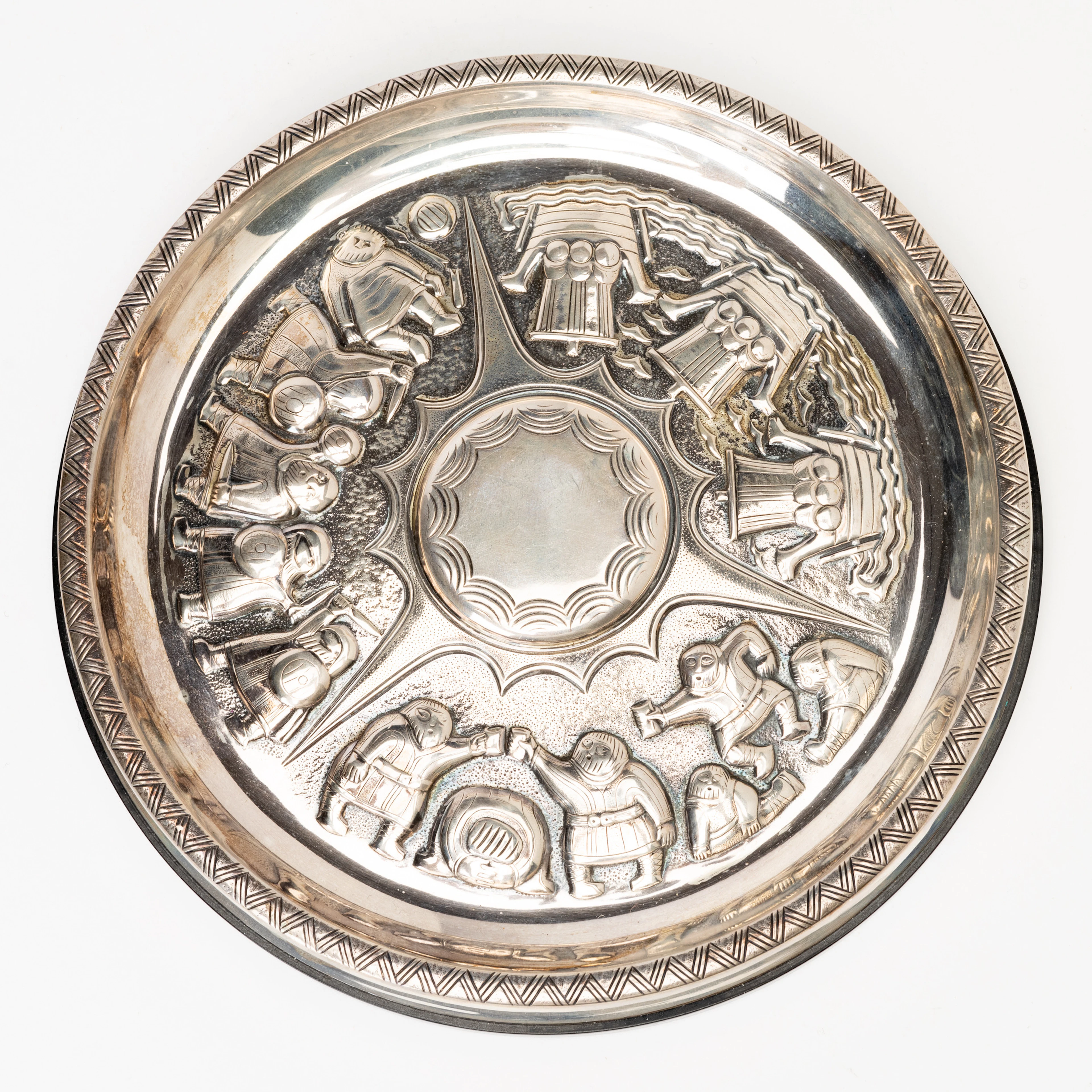 Fat, silver och bakelit, figurscen med Vikingar, GAB, 1949.
