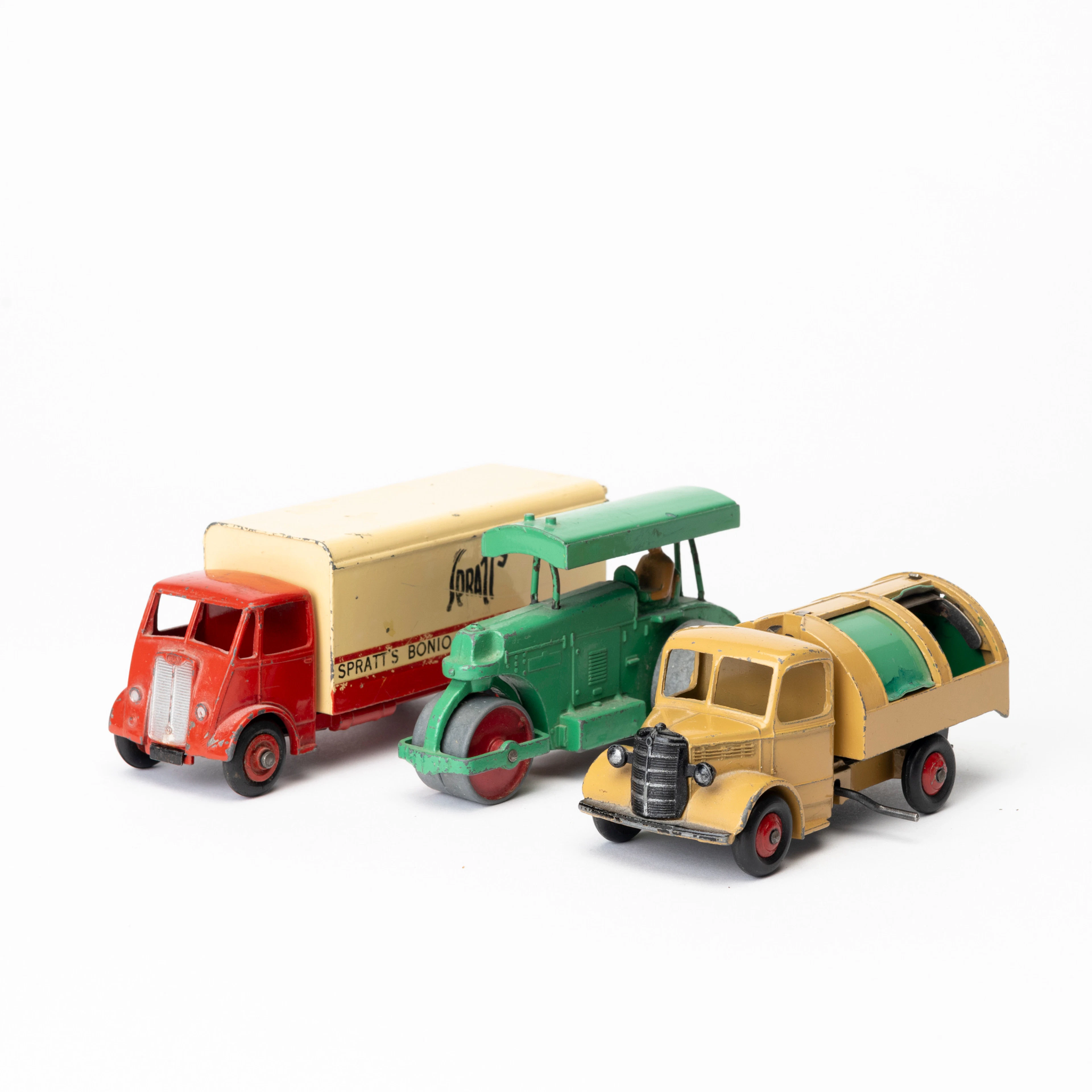 SOPBIL, LASTBIL samt VÄLT, Dinky Toys, England, 1950-tal.