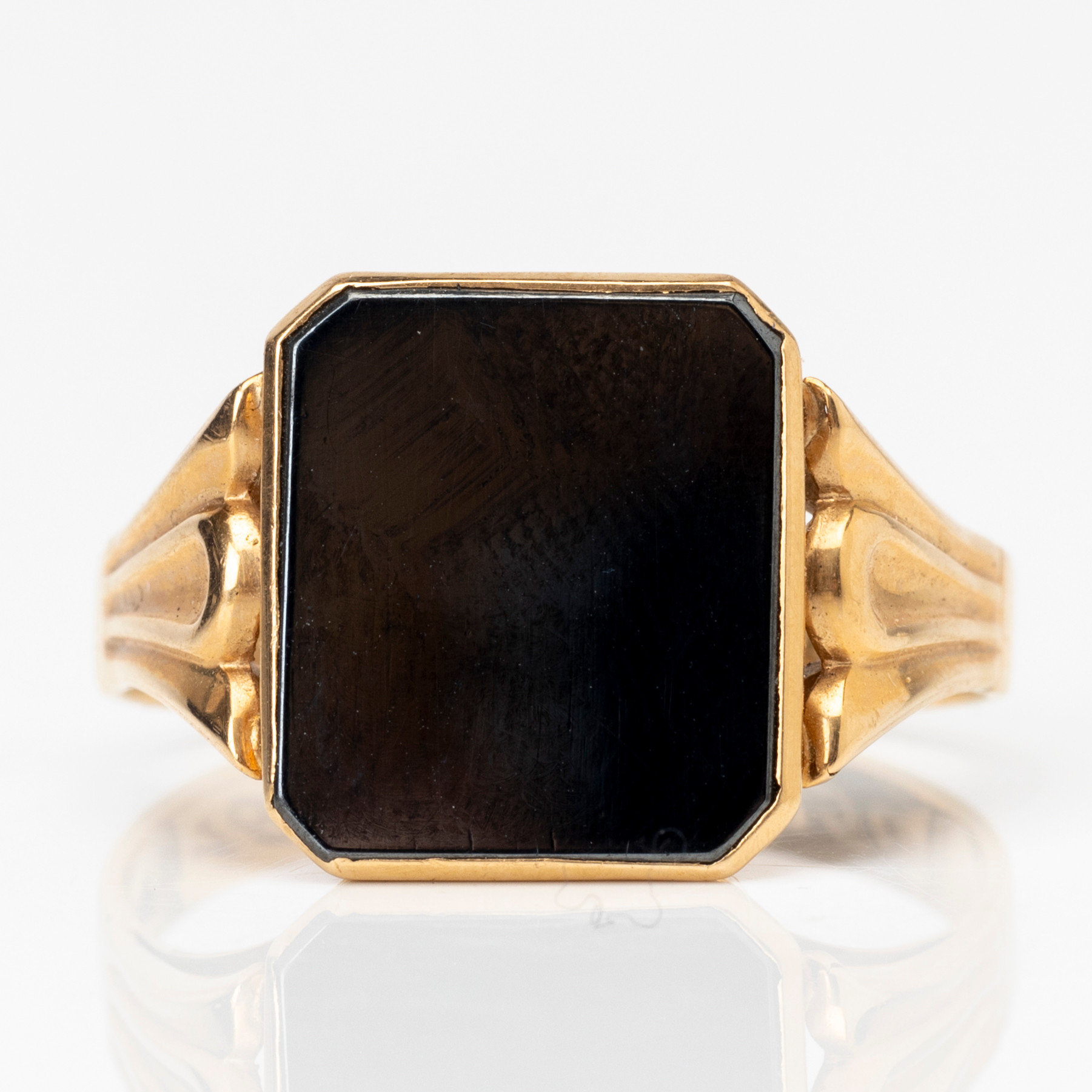 KLACKRING, guld, 18K samt svart sten, Guldvaruhuset Aktiebolag, 1949.