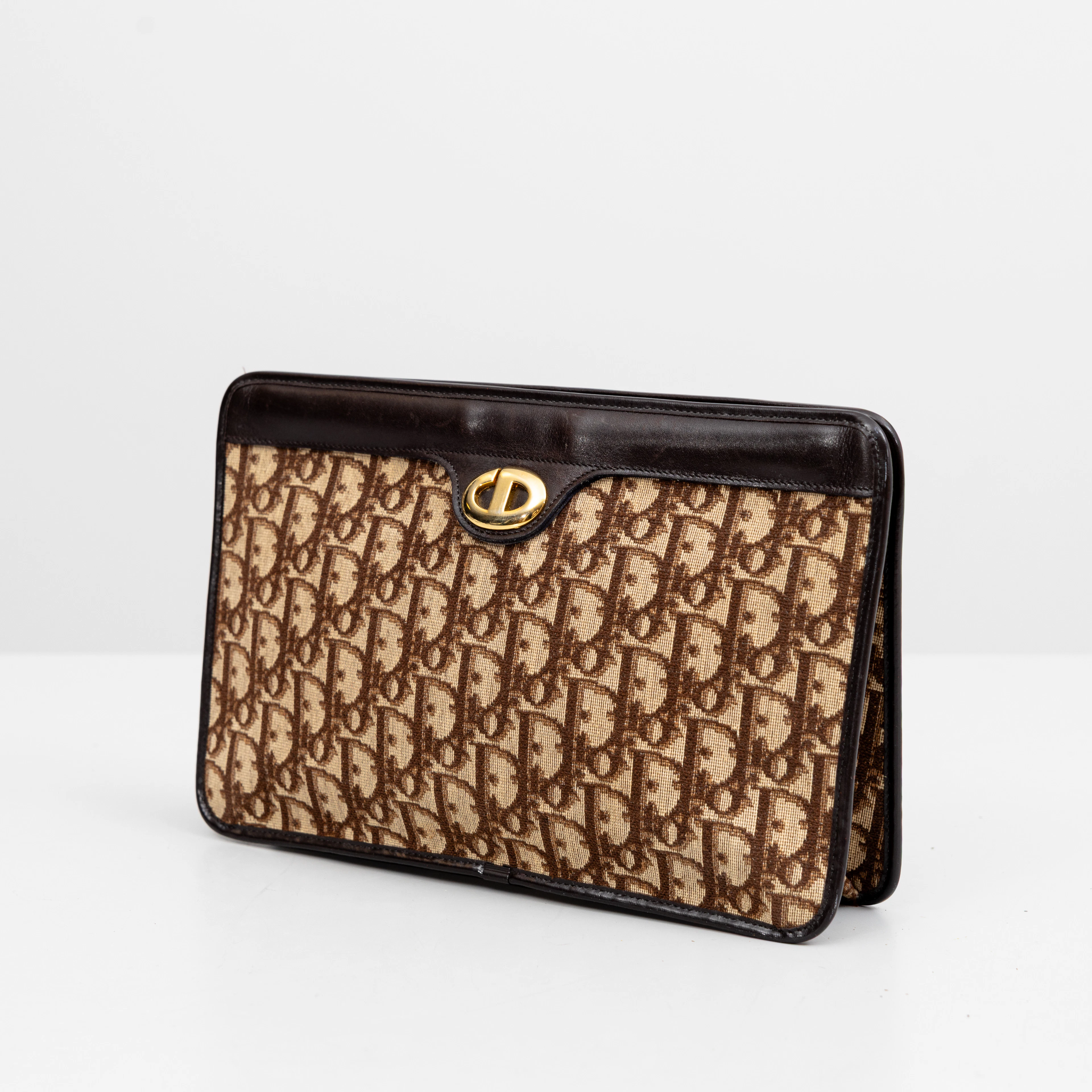 CHRISTIAN DIOR. Clutch, obliquecanvas i brunt, Paris, Frankrike.