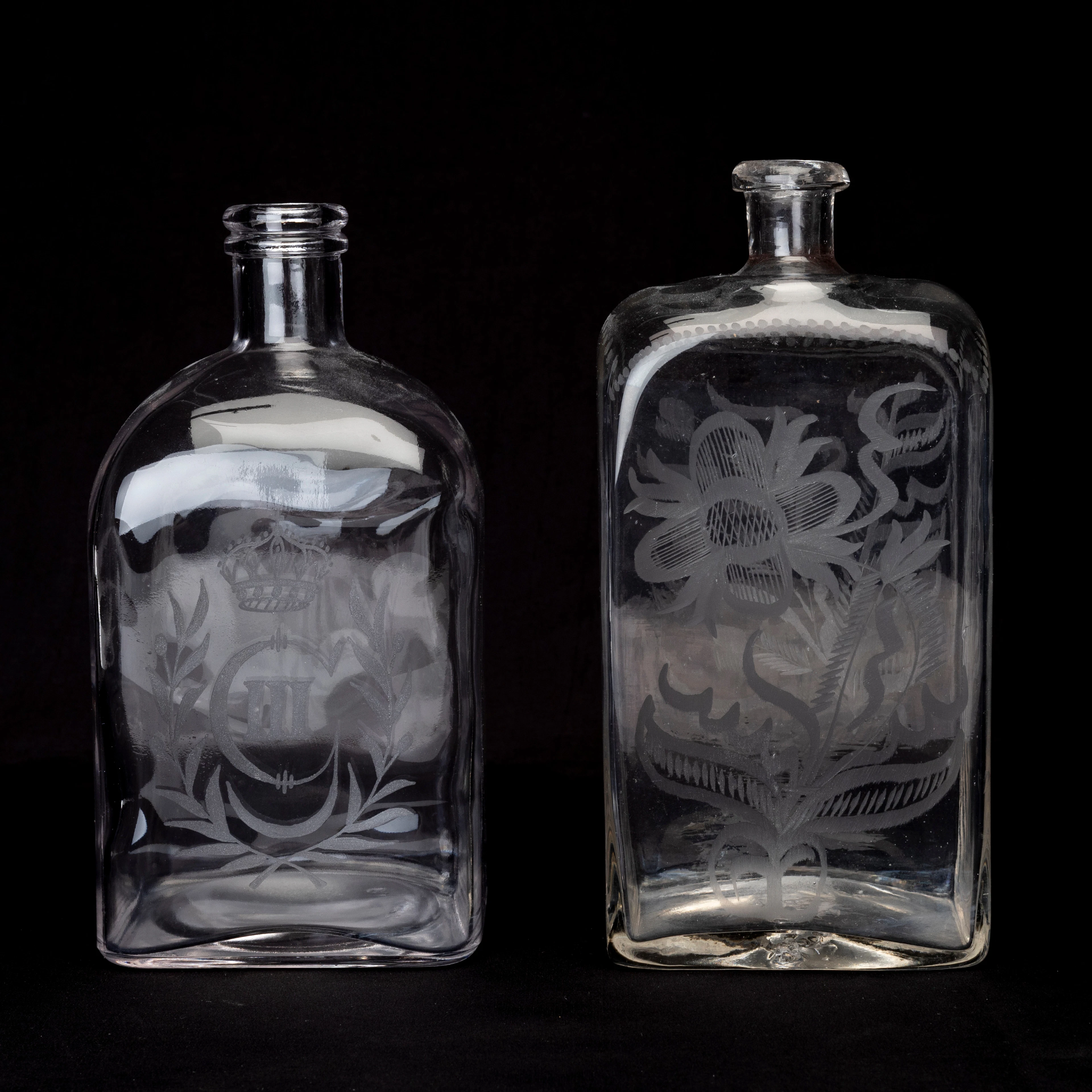 BRÄNNSVINSPLUNTOR, 2 st, graverad dekor , 1800/1900.