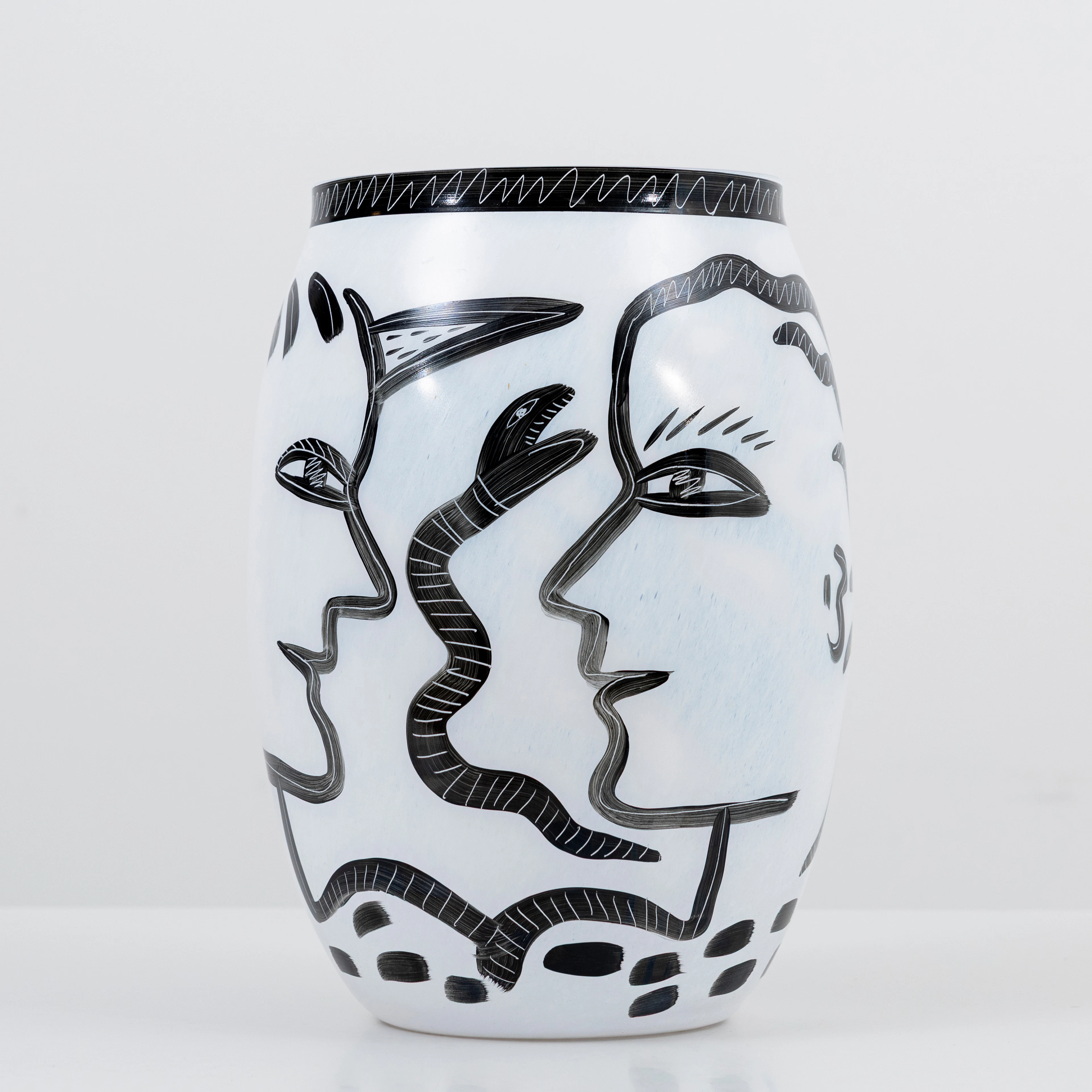 ULRICA HYDMAN-VALLIEN. Vas, glas, "Caramba", signerad, etikettmärkt