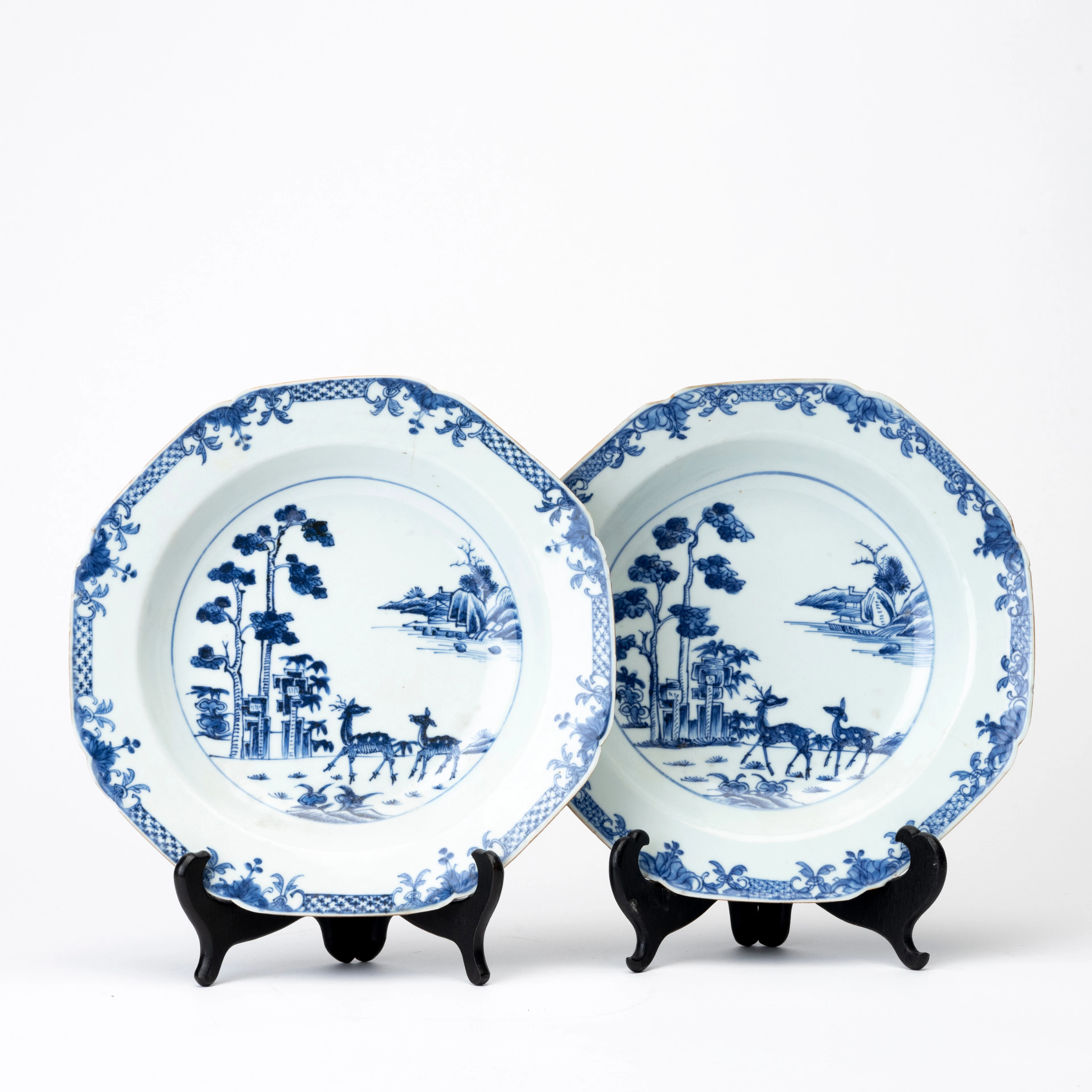 TALLRIKAR, 2 st, porslin, Kina. Qianlong (1736-1795).