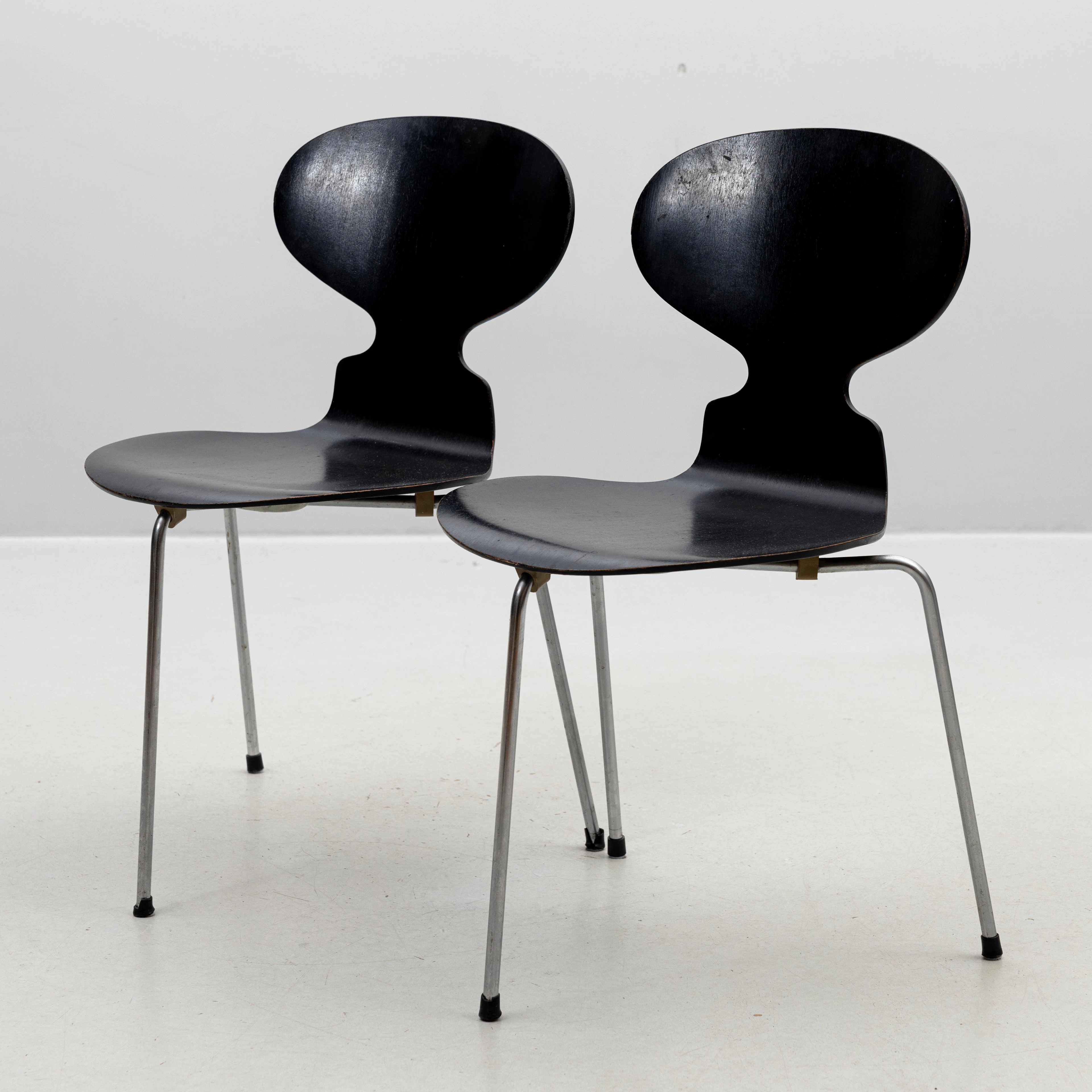 STOLAR, 2 st "Myran",på 3 ben. Arne Jacobsen för Fritz Hansen, 1950/1960-tal.