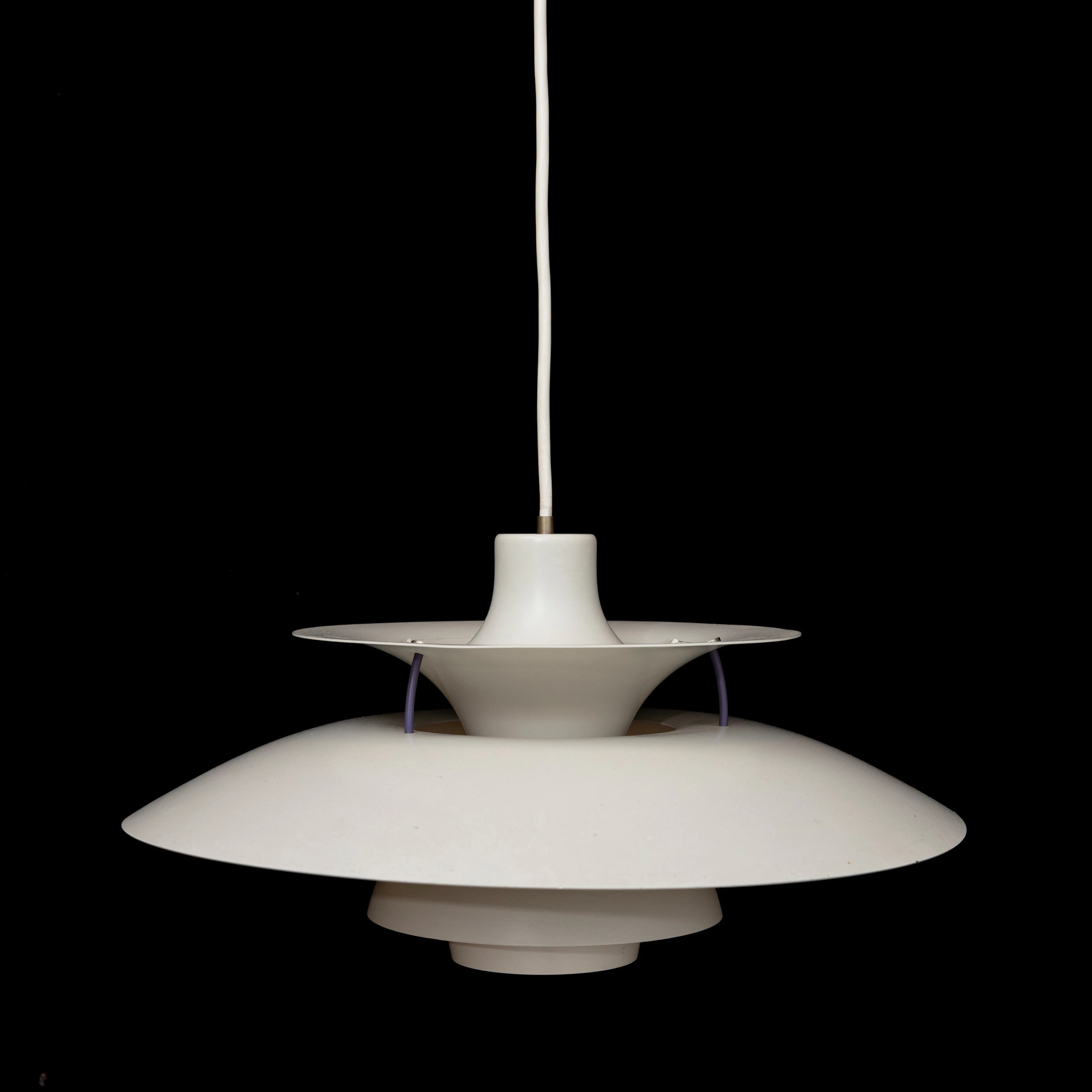 POUL HENNINGSEN. Taklampa, "PH 5", för Louis Poulsen, Danmark.