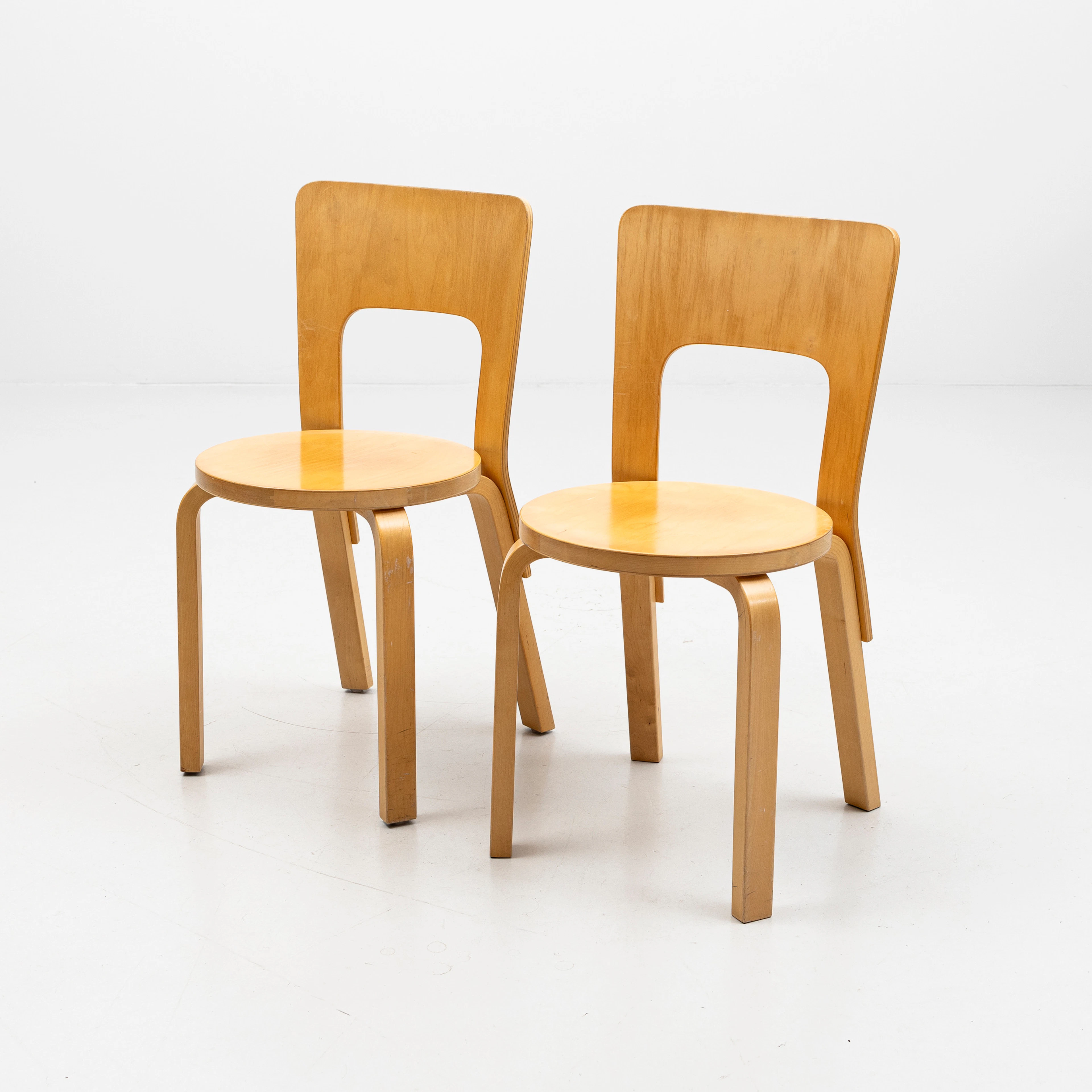 ALVAR AALTO. Stolar, ett par, björk, modell 66, Artek, Finland, 1900-tal.