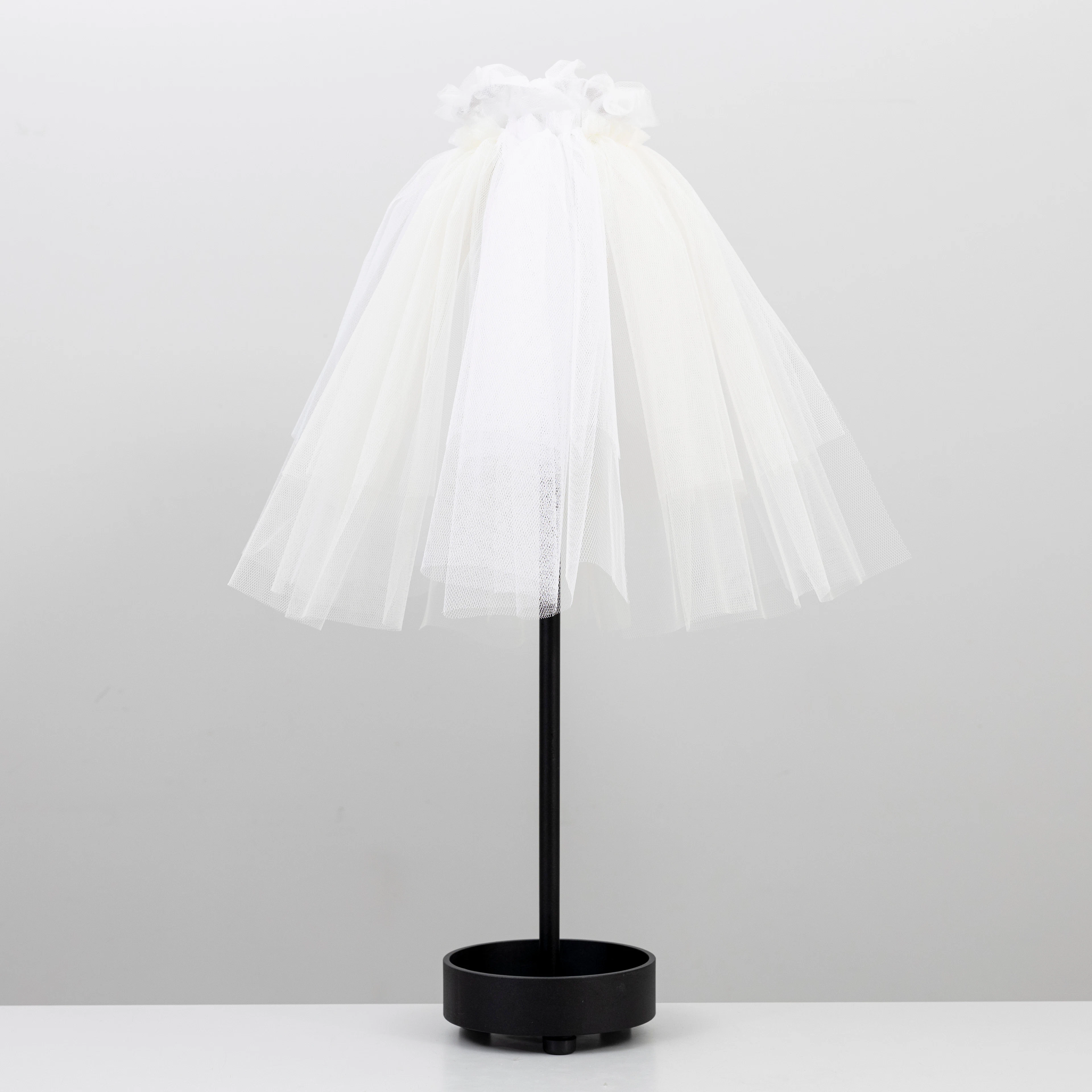 JONAS BOHLIN. Bordslampa, metall och tyll, "Liv", samtida.