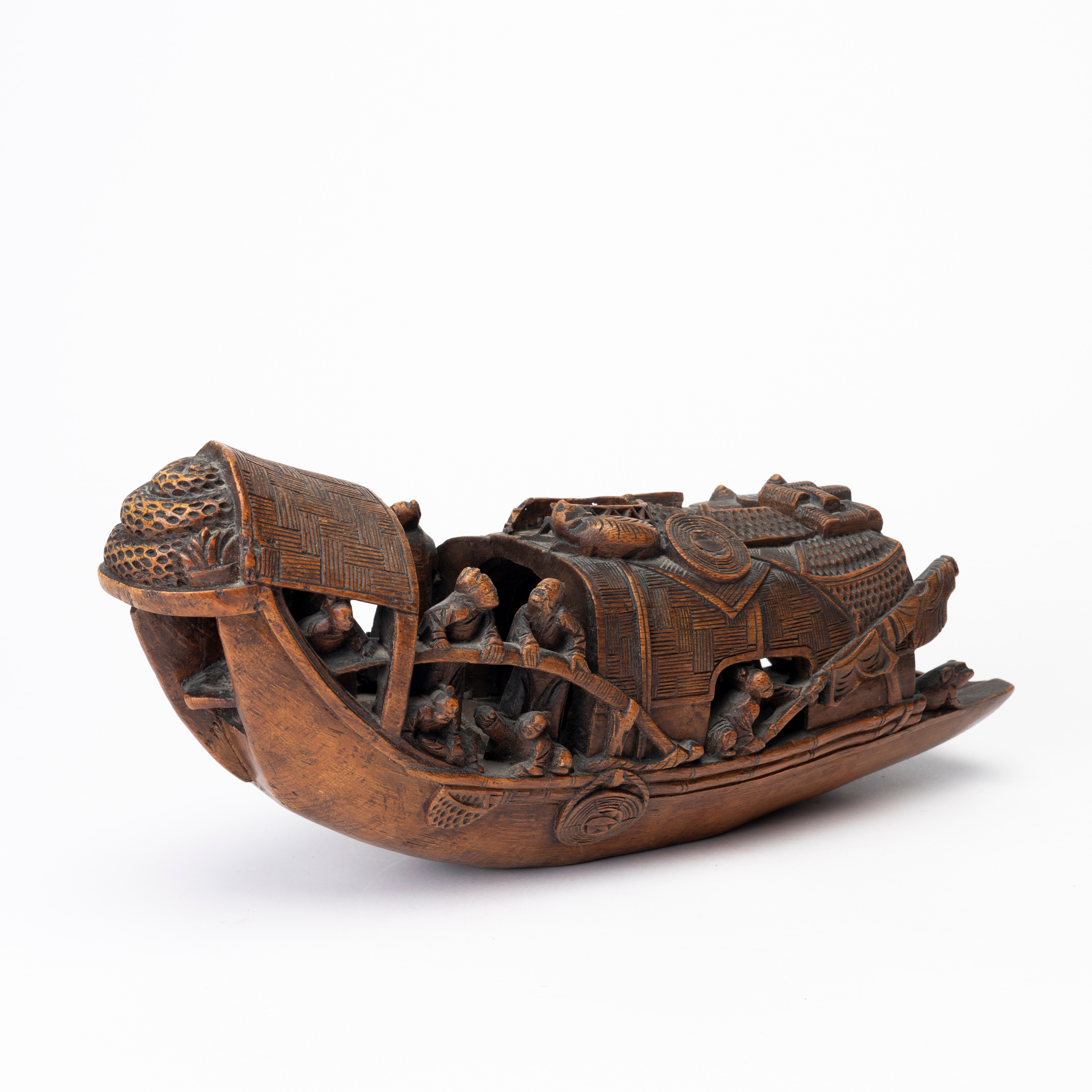 SKULPTUR, i form av båt, bambu, träskuren dekor, Kina, 1900-tal.