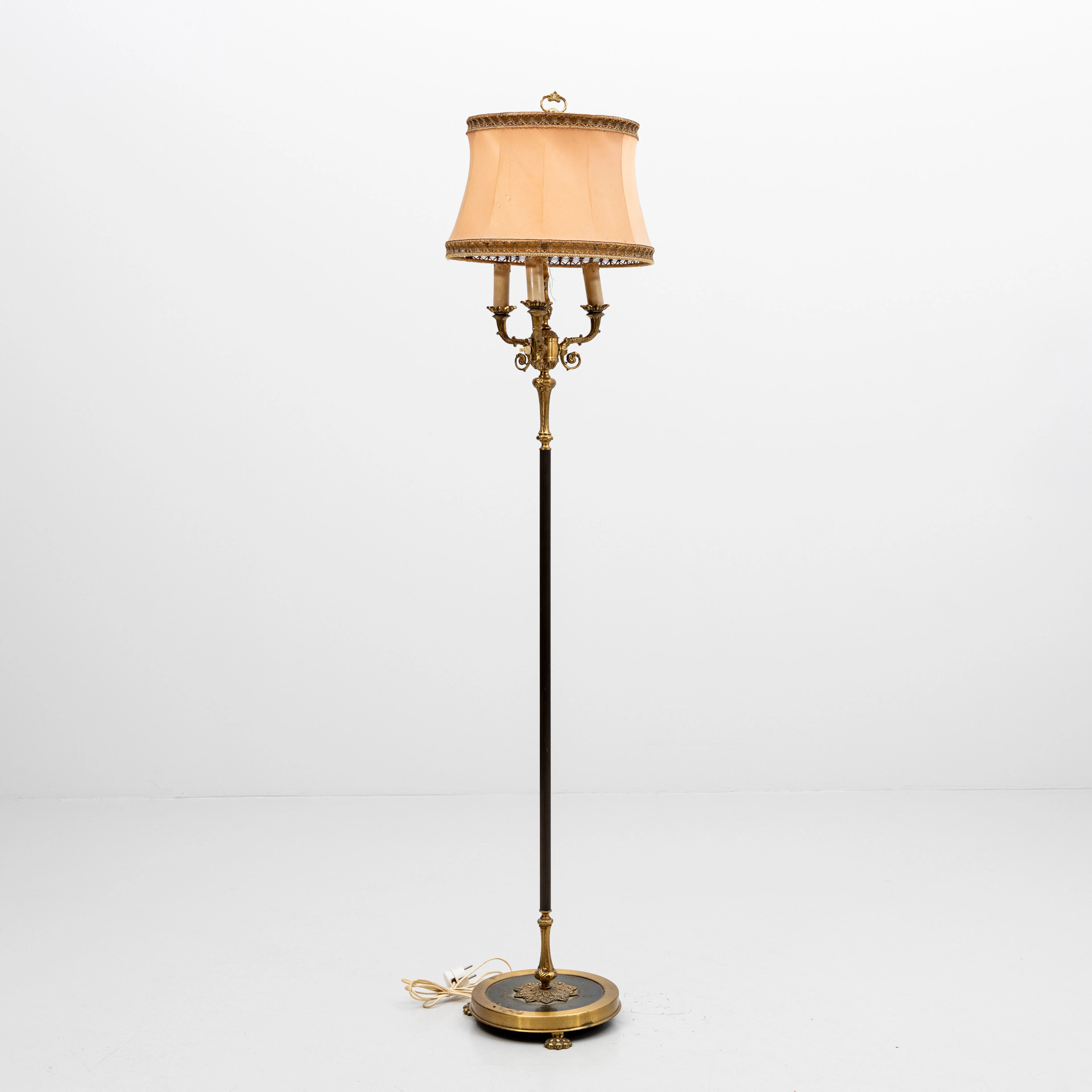 GOLVLAMPA, metall och mässing 1900-talets första hälft.