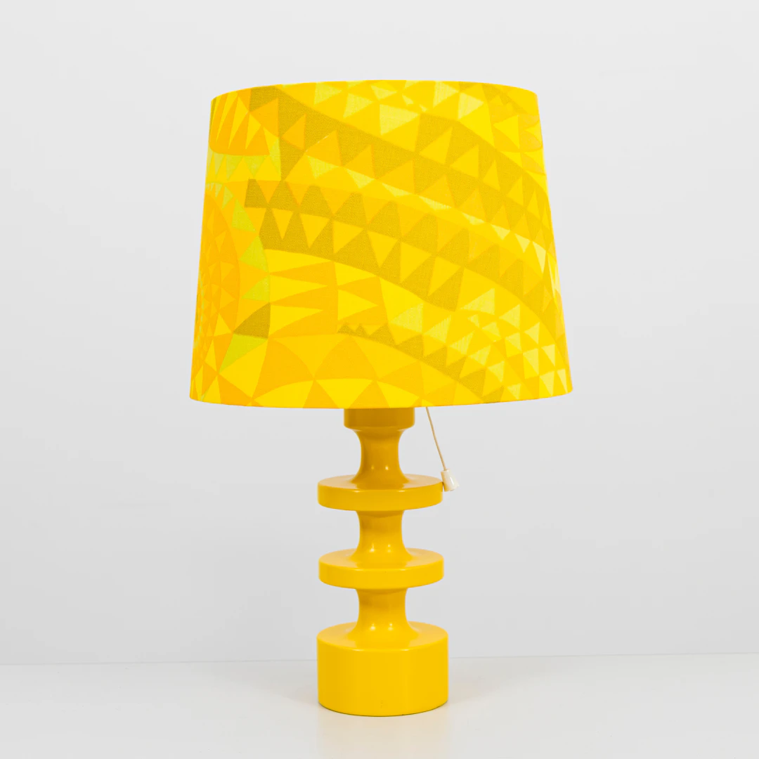 UNO & ÖSTEN KRISTIANSSON. Bordslampa, lackat trä i gult, "Flens", Luxus.