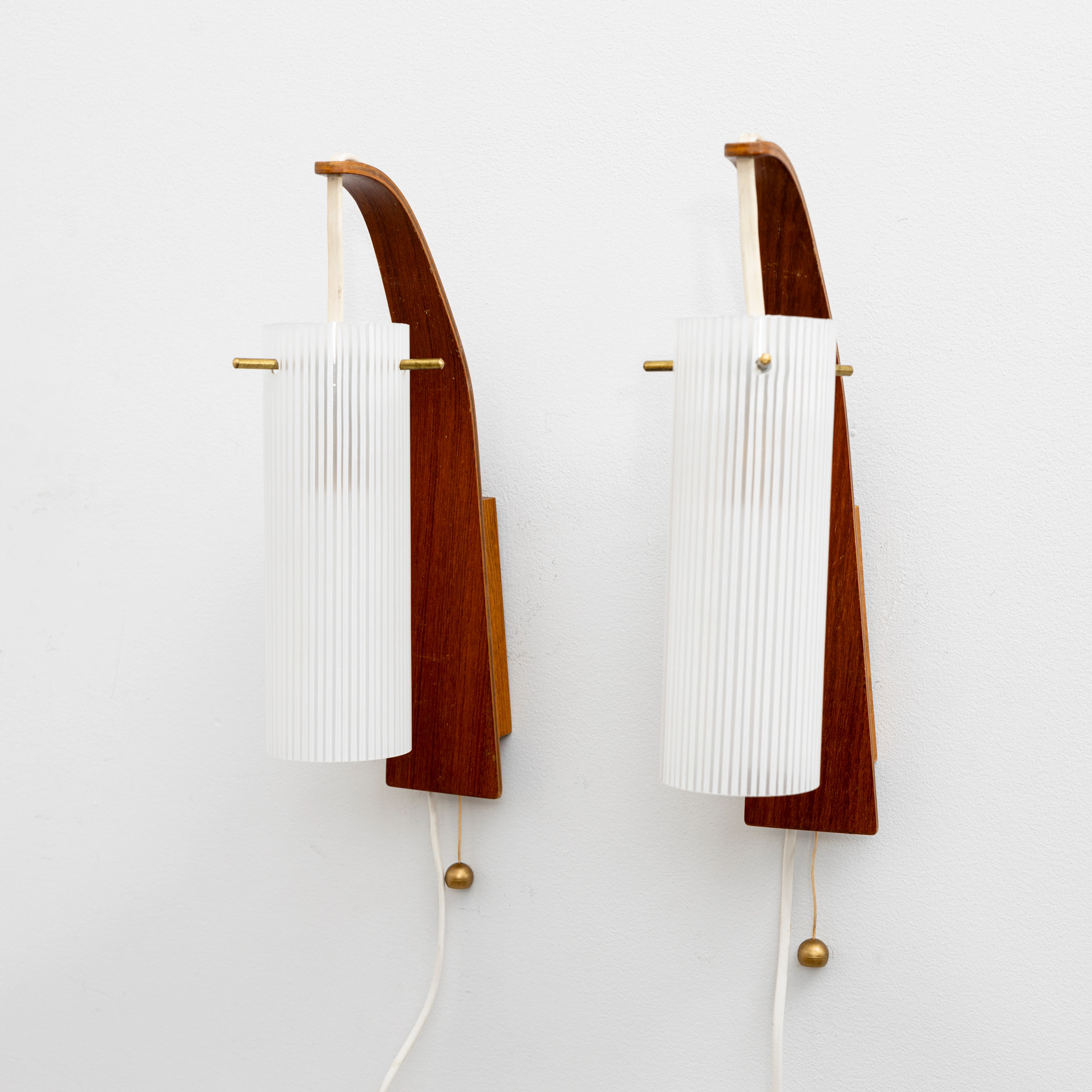 VÄGGLAMPOR, ett par, teak och glas, 1950-/60-tal.
