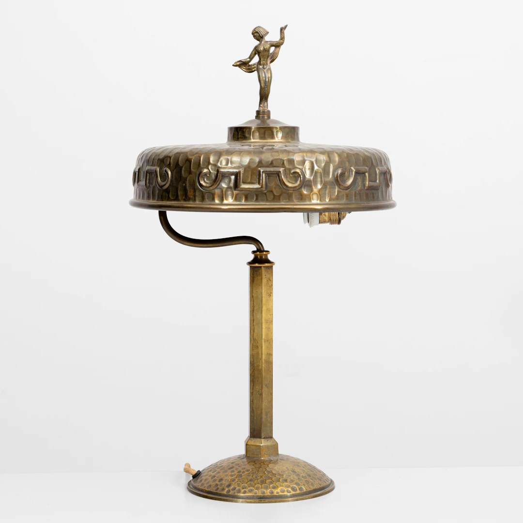 BORDSLAMPA, hamrad dekor, möjligen Ystad metall, 1900-talets första hälft.