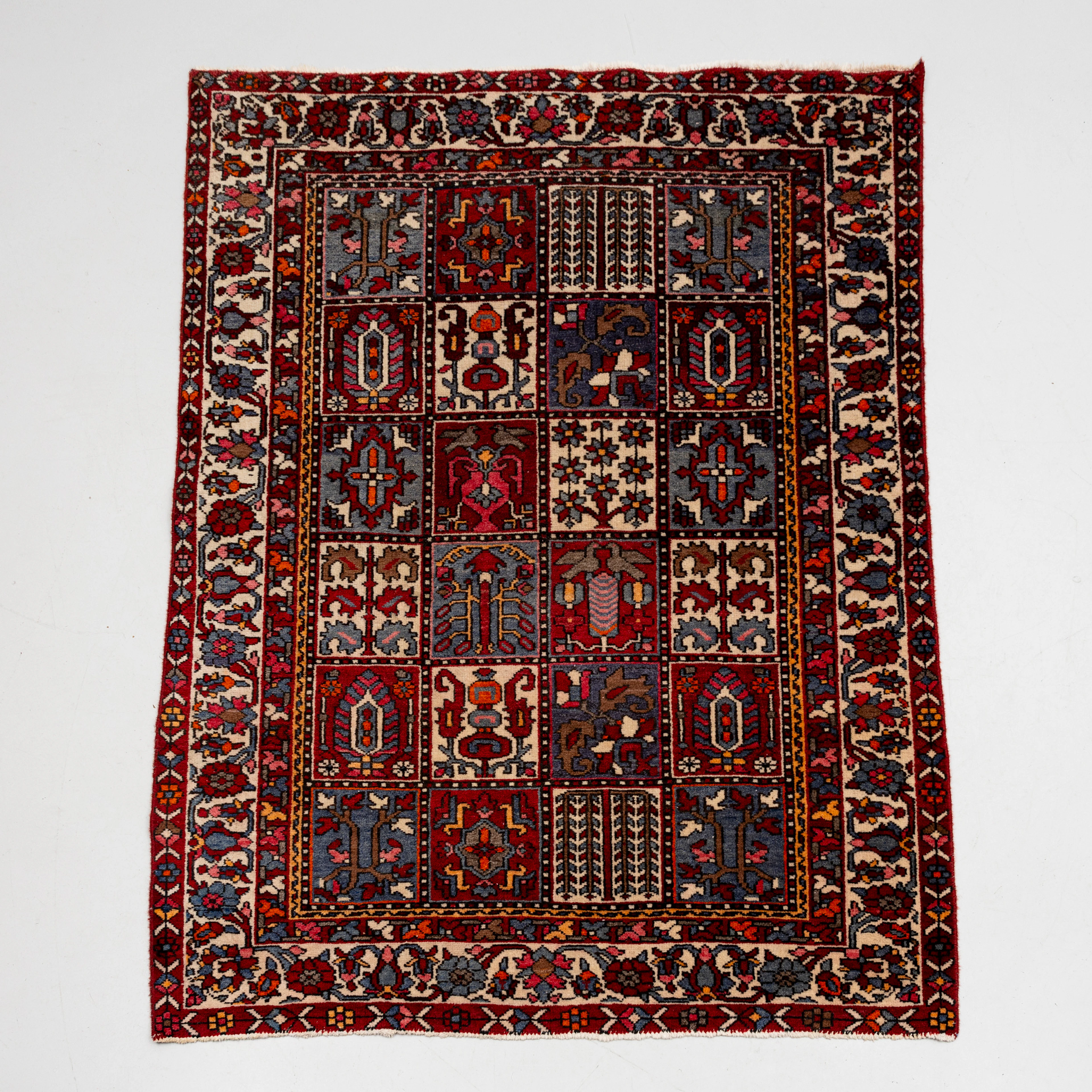 MATTA, Bakhtiari, ca 206x158 cm.