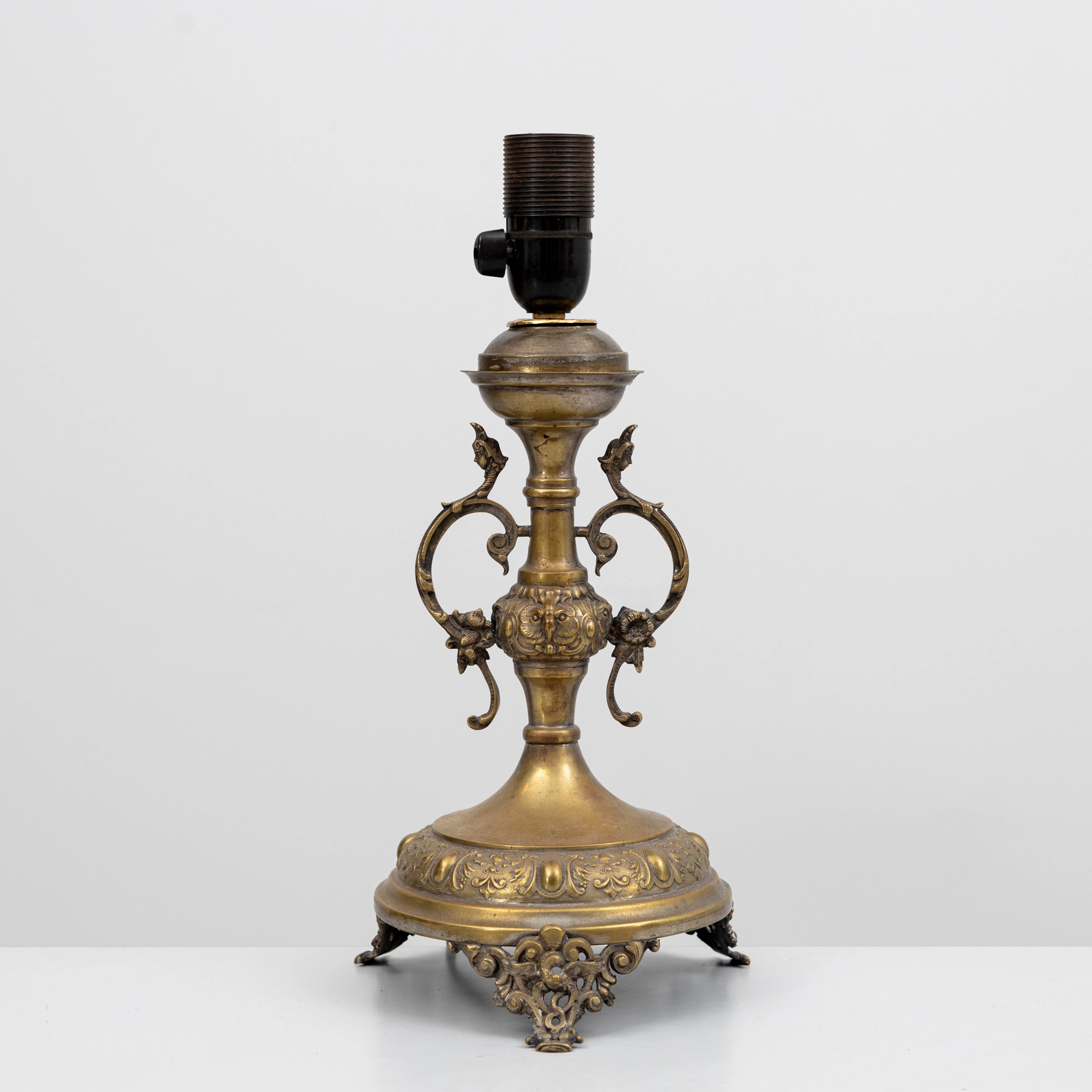 BORDSLAMPA, omgjord fotogenlampa, försilvrad mässing, 1800/1900-tal.