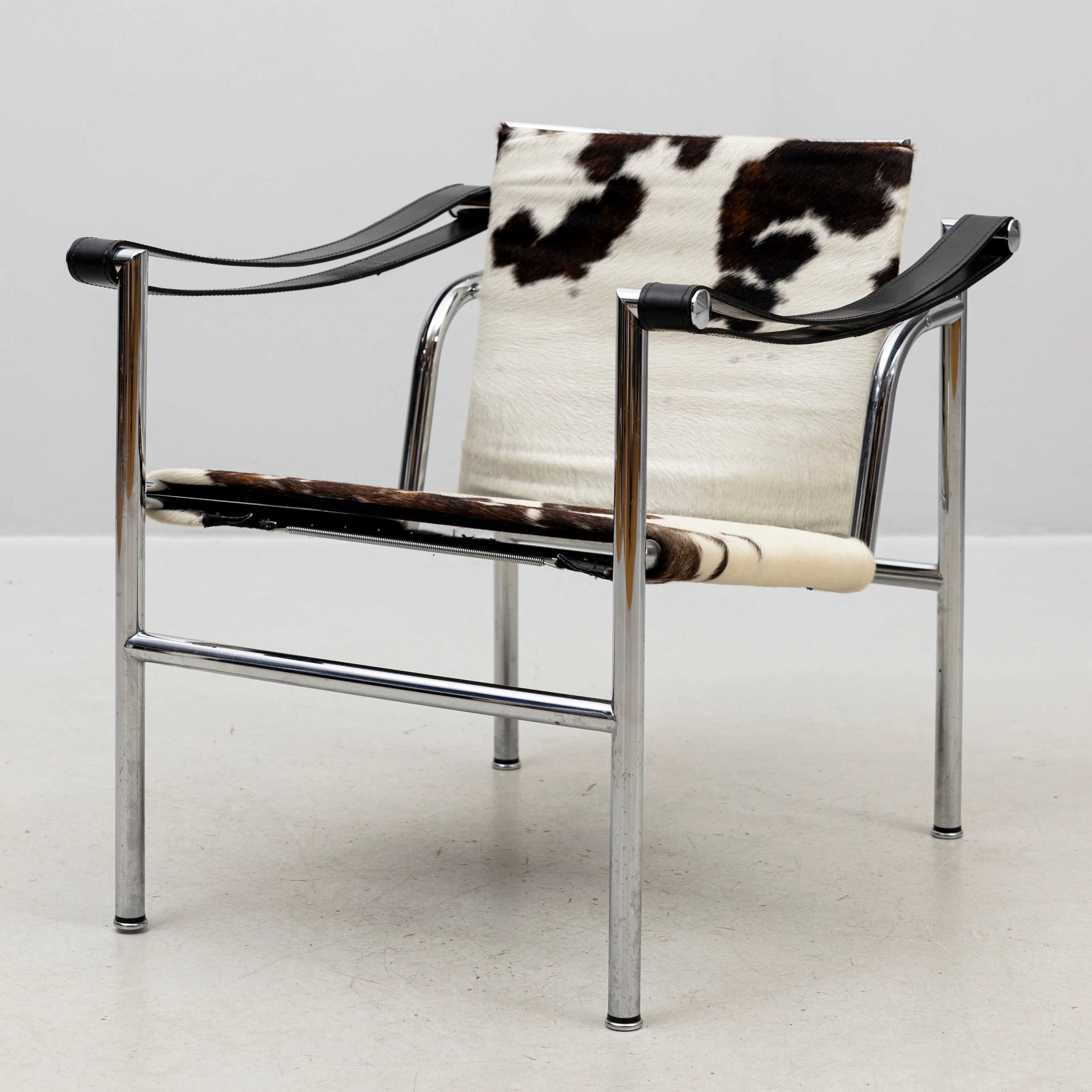PIERRE JEANNERET OCH CHARLOTTE PERRIAND. Fåtölj, kromat stål, svart