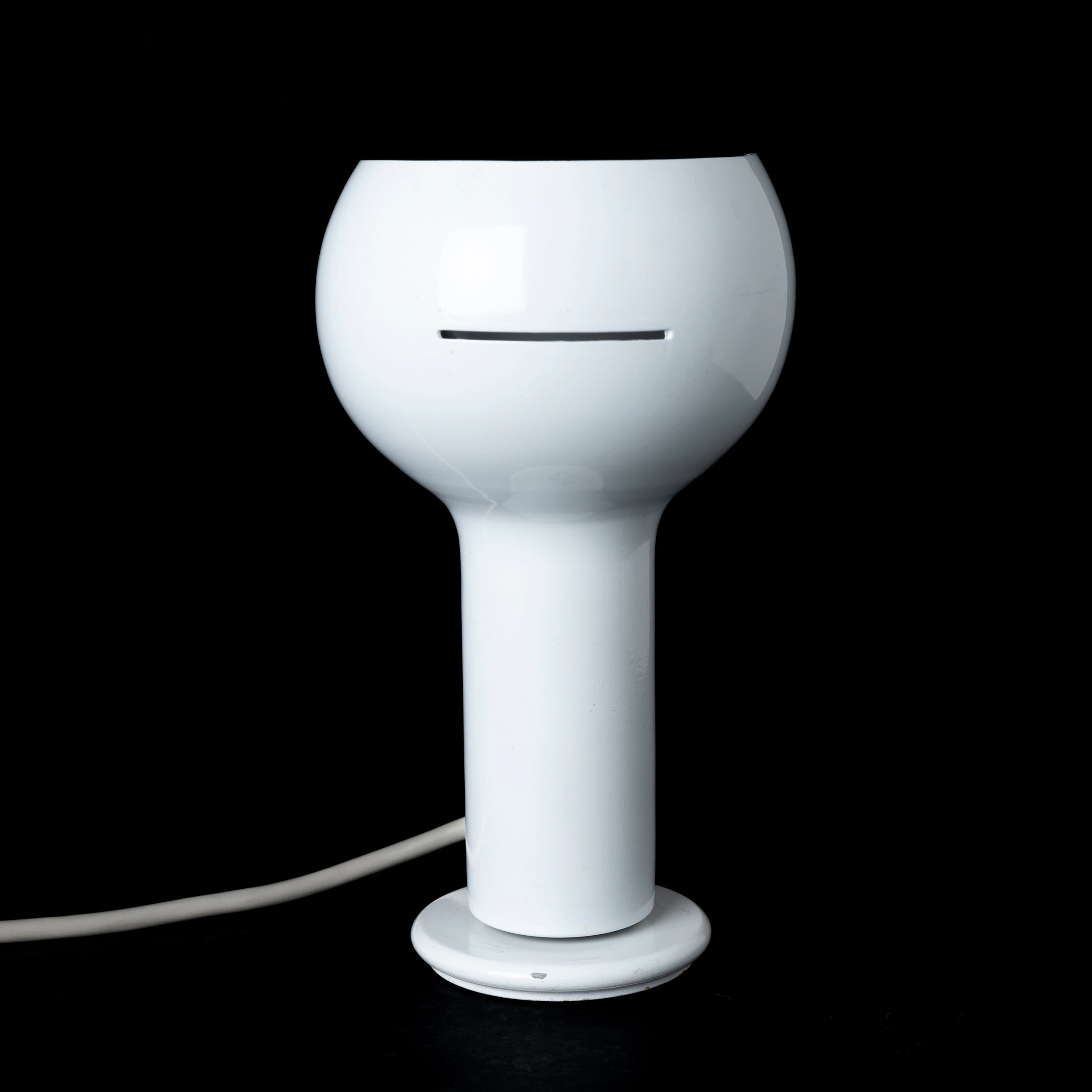 JOE COLOMBO. Bordslampa, "Miniflash" nr 222, vitlackerad metall, Oluce