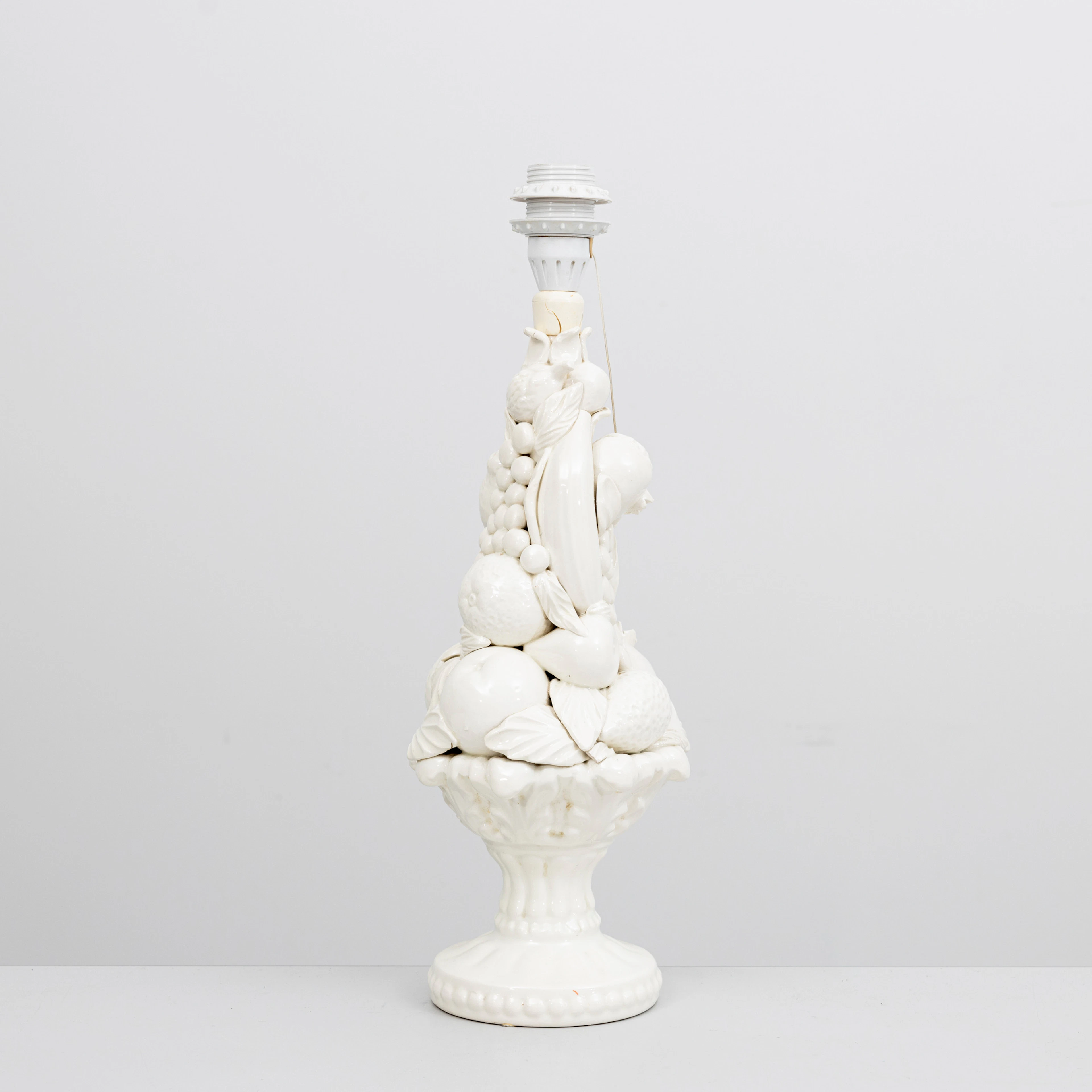 BORDSLAMPA, med dekor i form av frukt, porslin, 1900.
