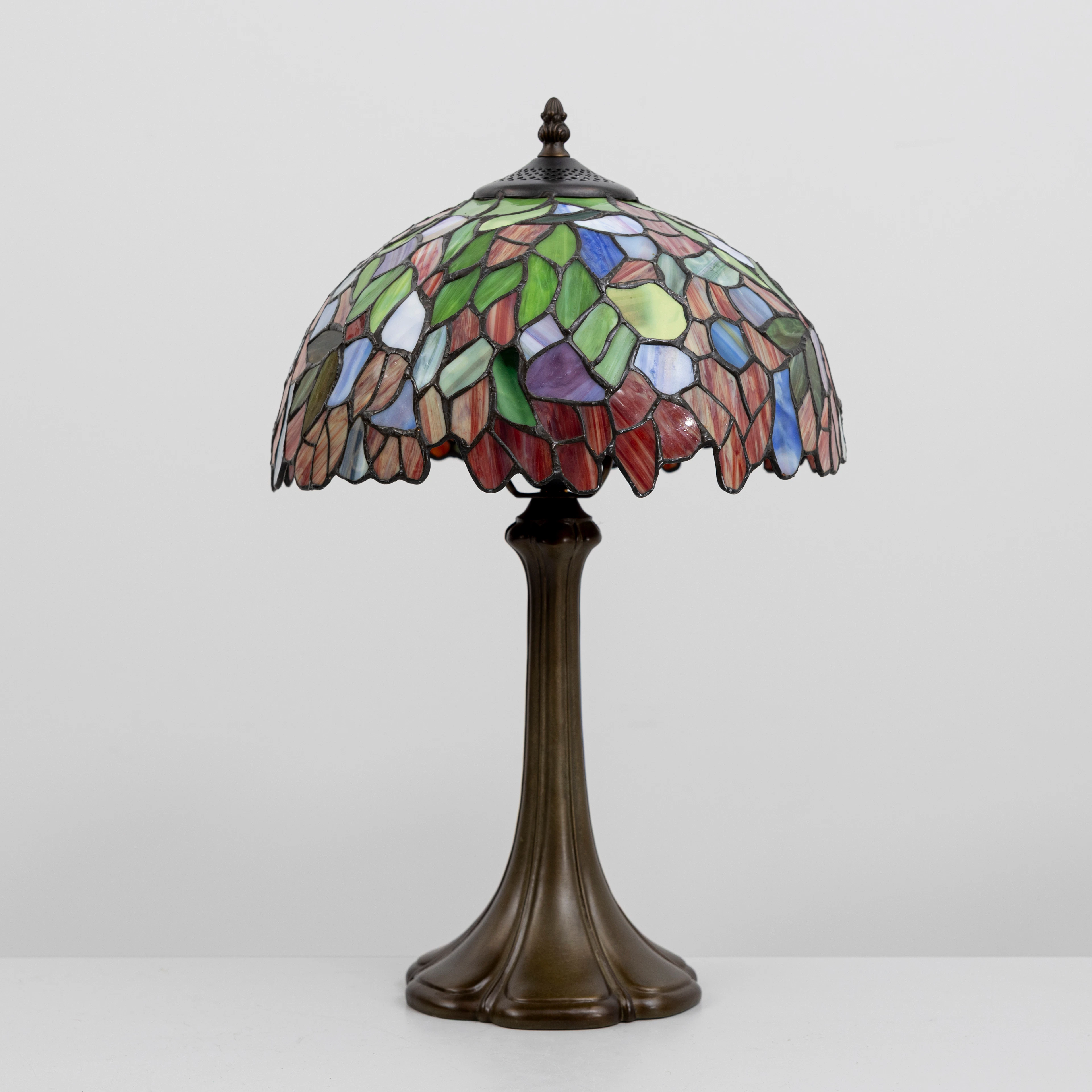 BORDSLAMPA, glas och metall, Tiffany-stil, 1900-tal.