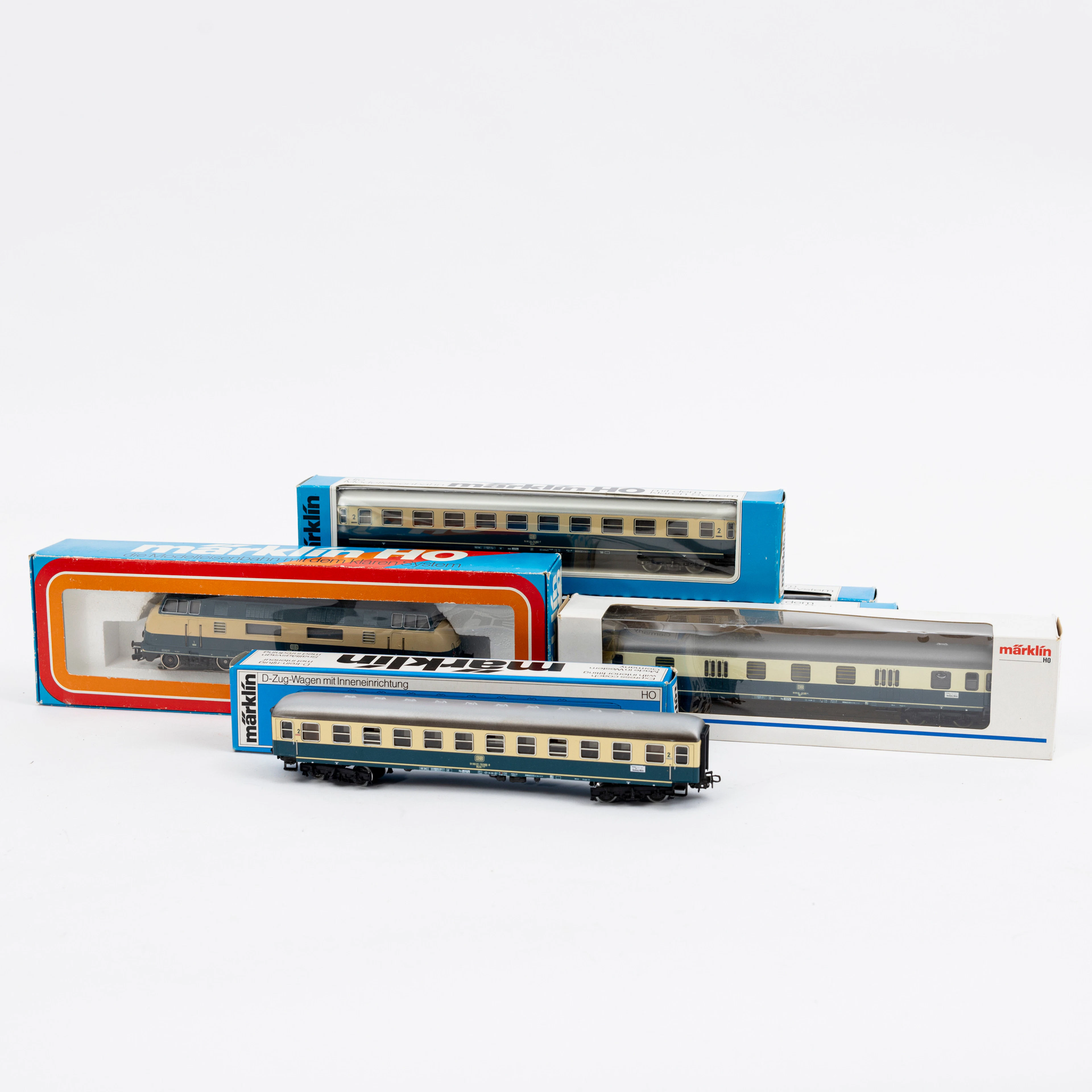 MÄRKLIN 3081 diesellok V220 samt 5 persontågsvagnar, originalkartonger.