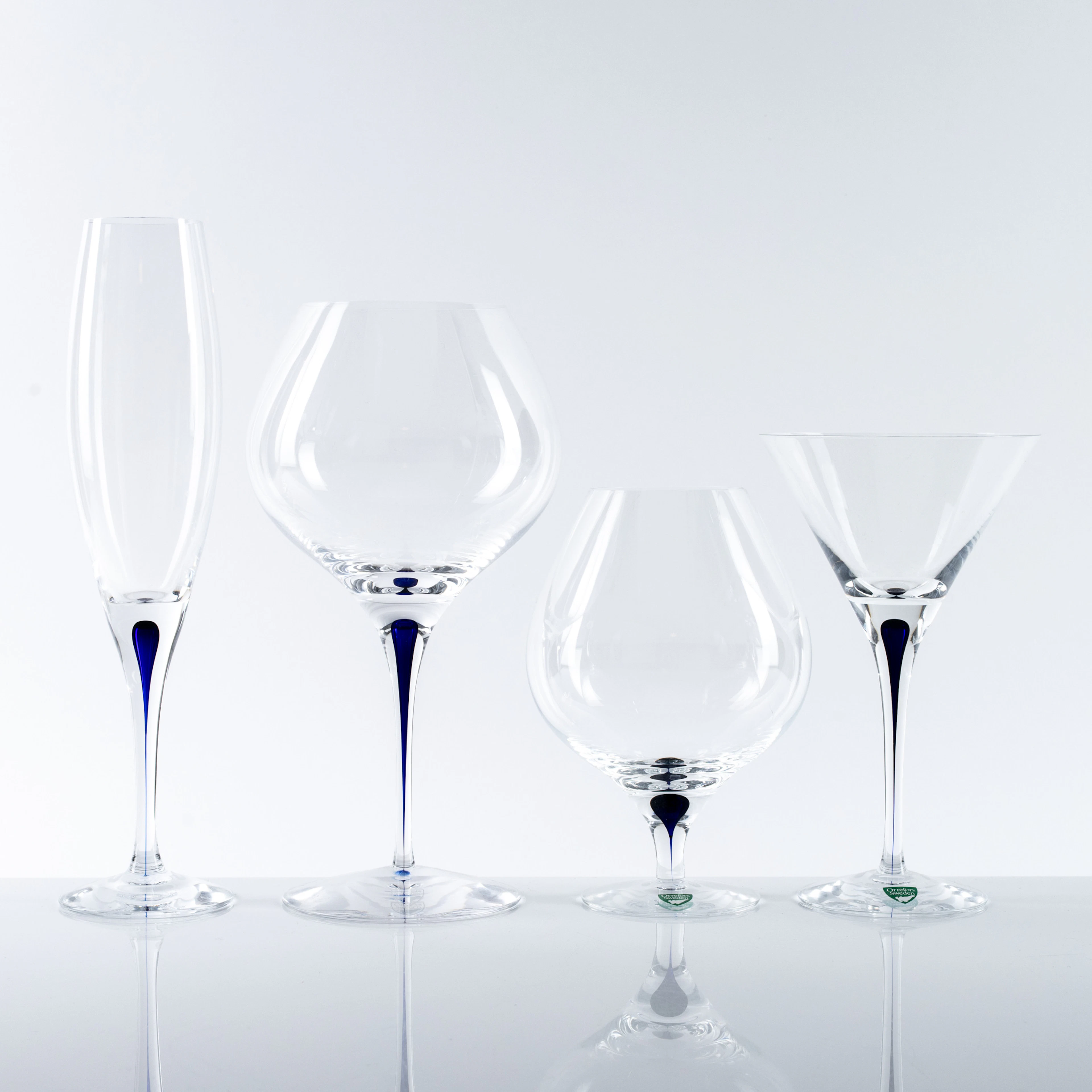 ERIKA LAGERBIELKE. Glasservis, 18 delar, "Intermezzo" (blå), Orrefors.
