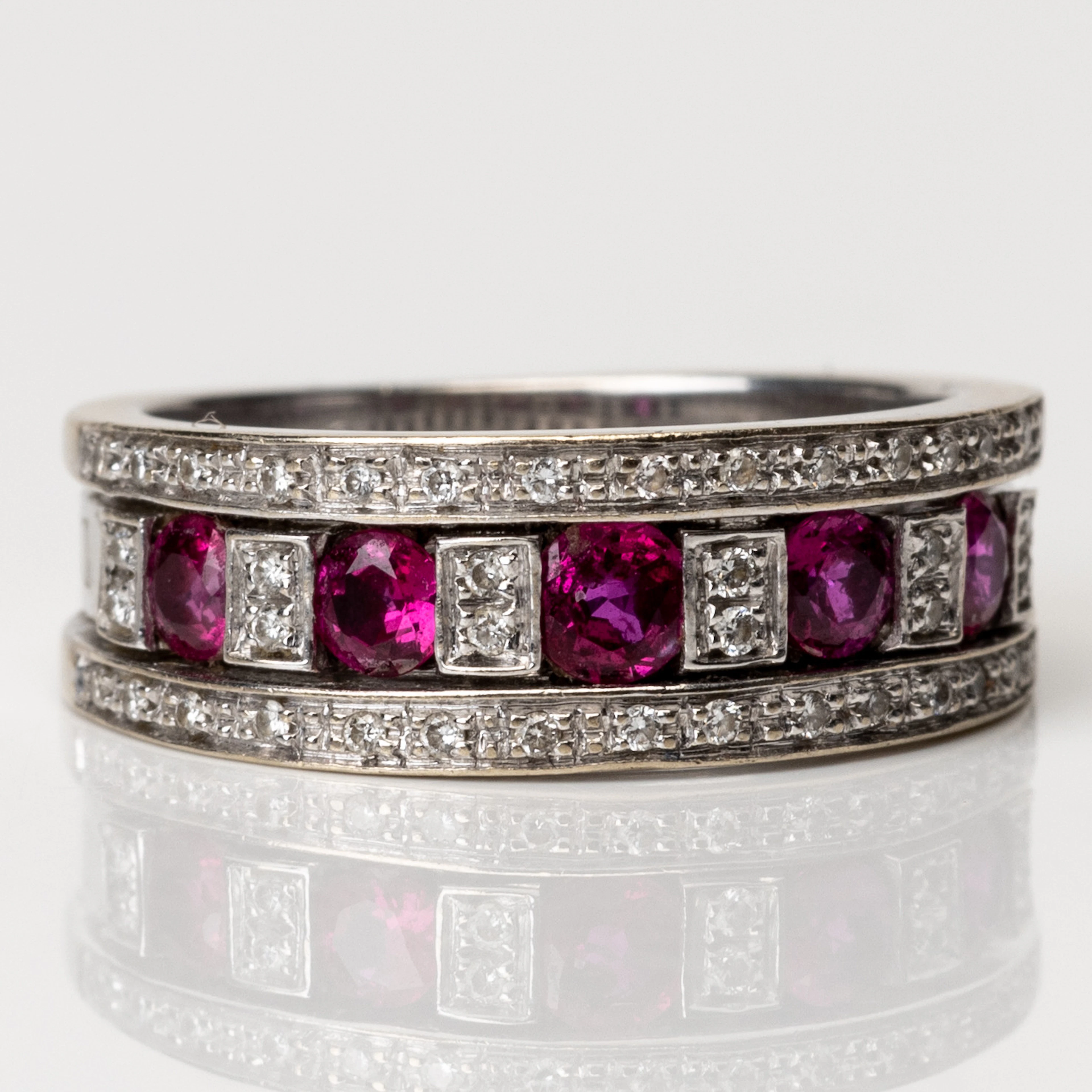 DAMIANI, Ring, "Belle Epoque", 18K vitguld med 5 fasettslipade rubiner