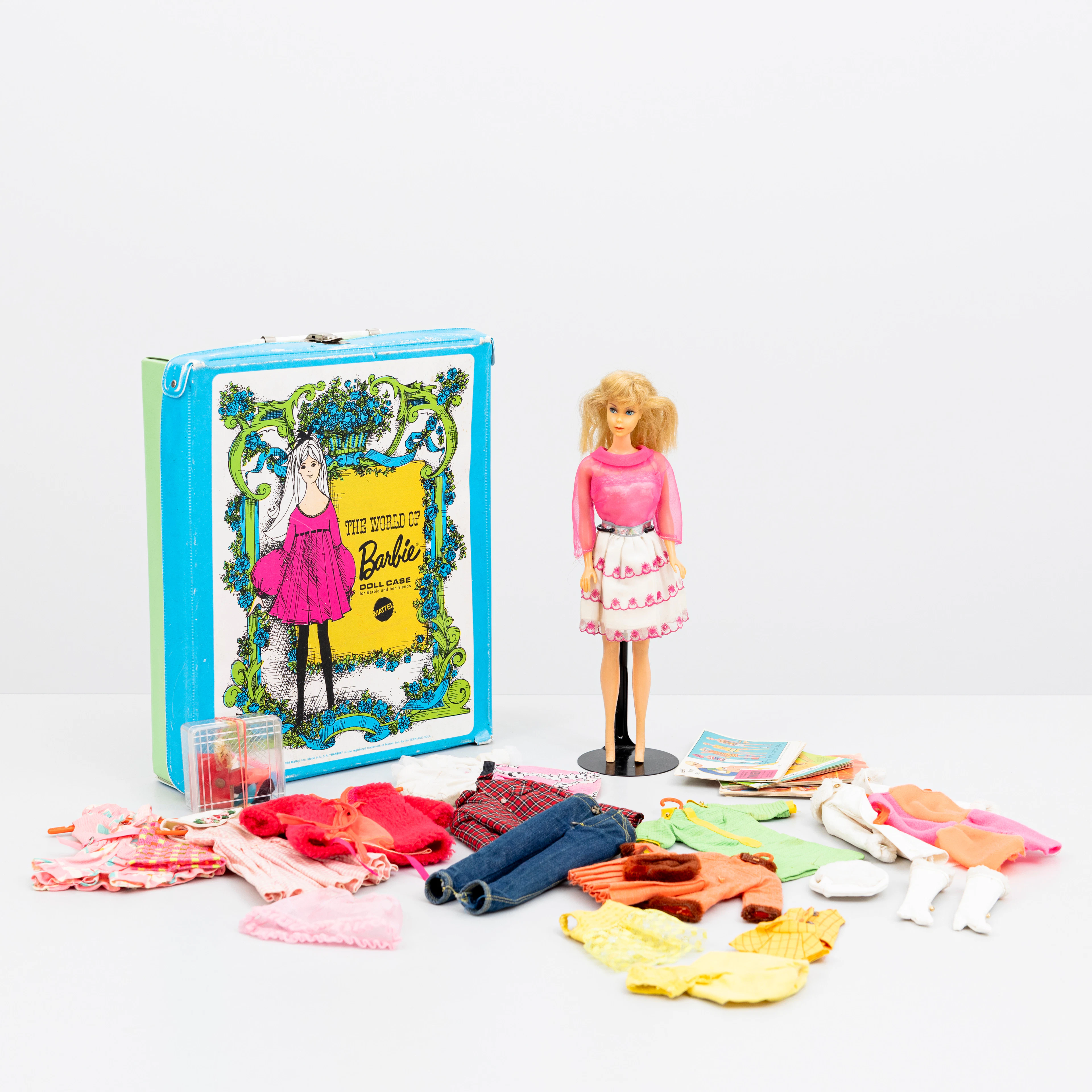 MATTEL INC. "Barbie", Twist'n turn, bendable legs, med kläder, tillbehör