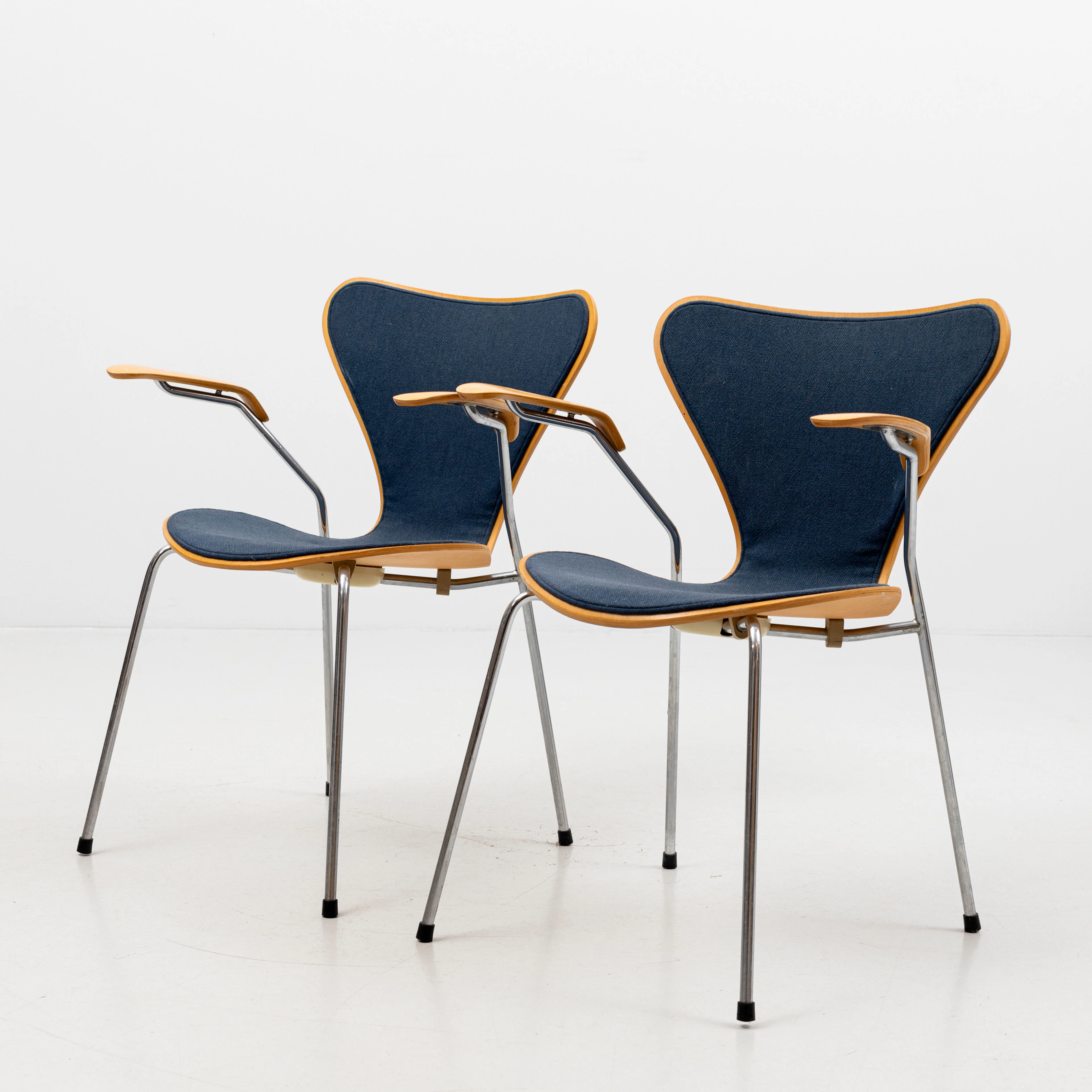 ARNE JACOBSEN. Karmstolar, ett par, "Sjuan", för Fritz Hansen 1981.
