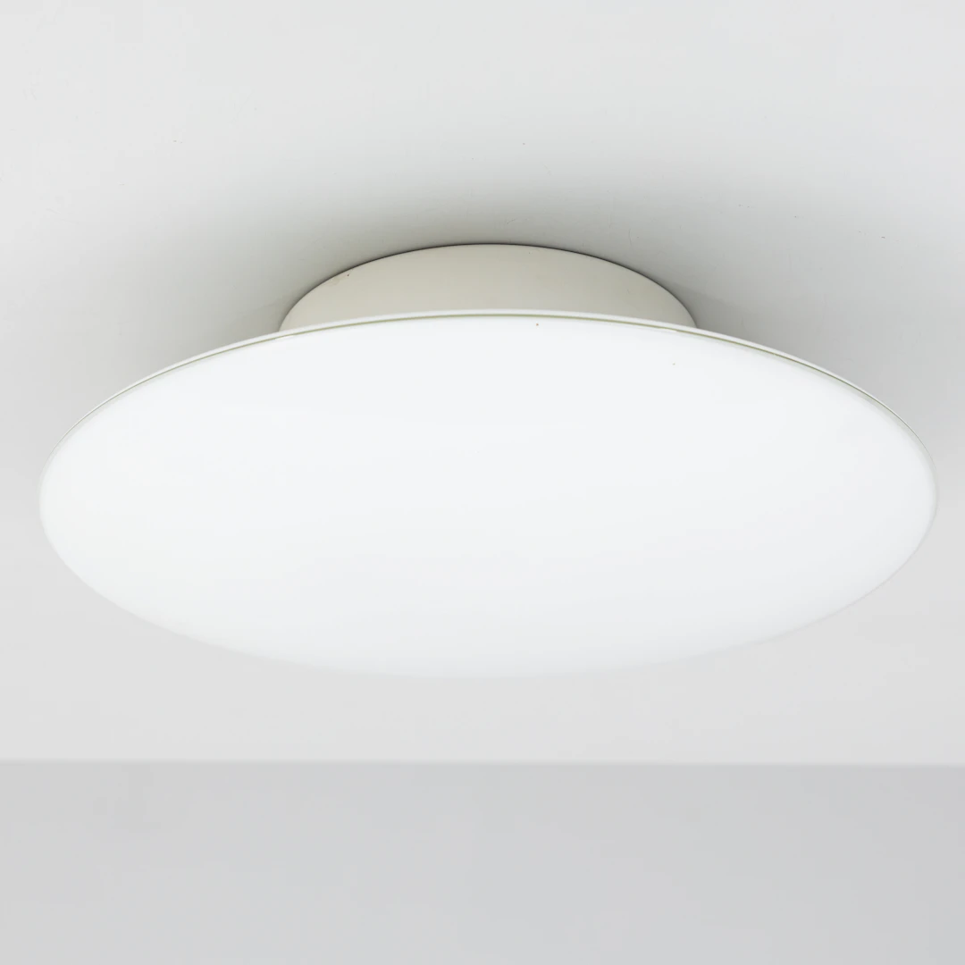 ARNE JACOBSEN. Vägglampa/takplafond, ”Eklipta” för Louis Poulsen, Danmark.
