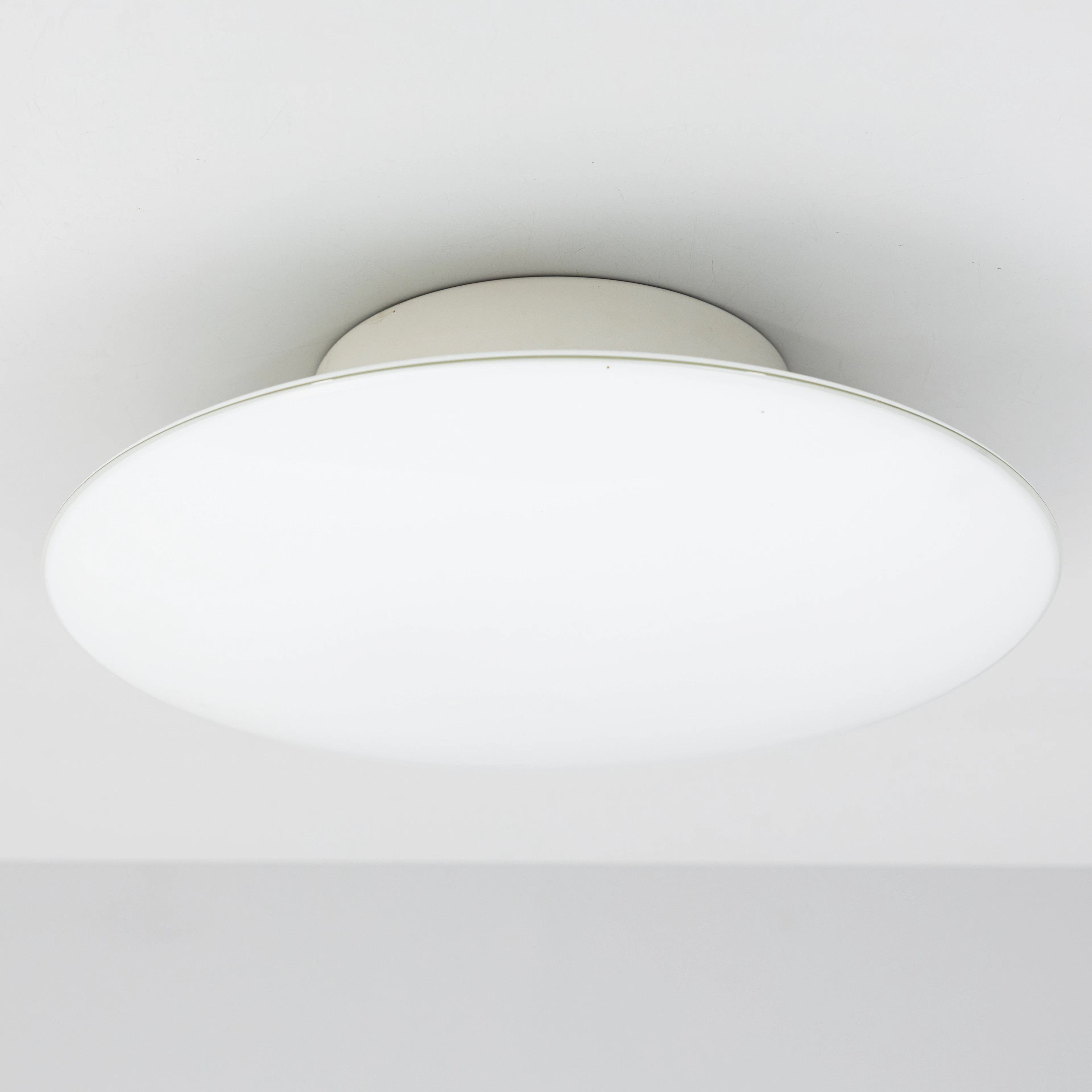 ARNE JACOBSEN. Vägglampa/takplafond, ”Eklipta” för Louis Poulsen, Danmark.
