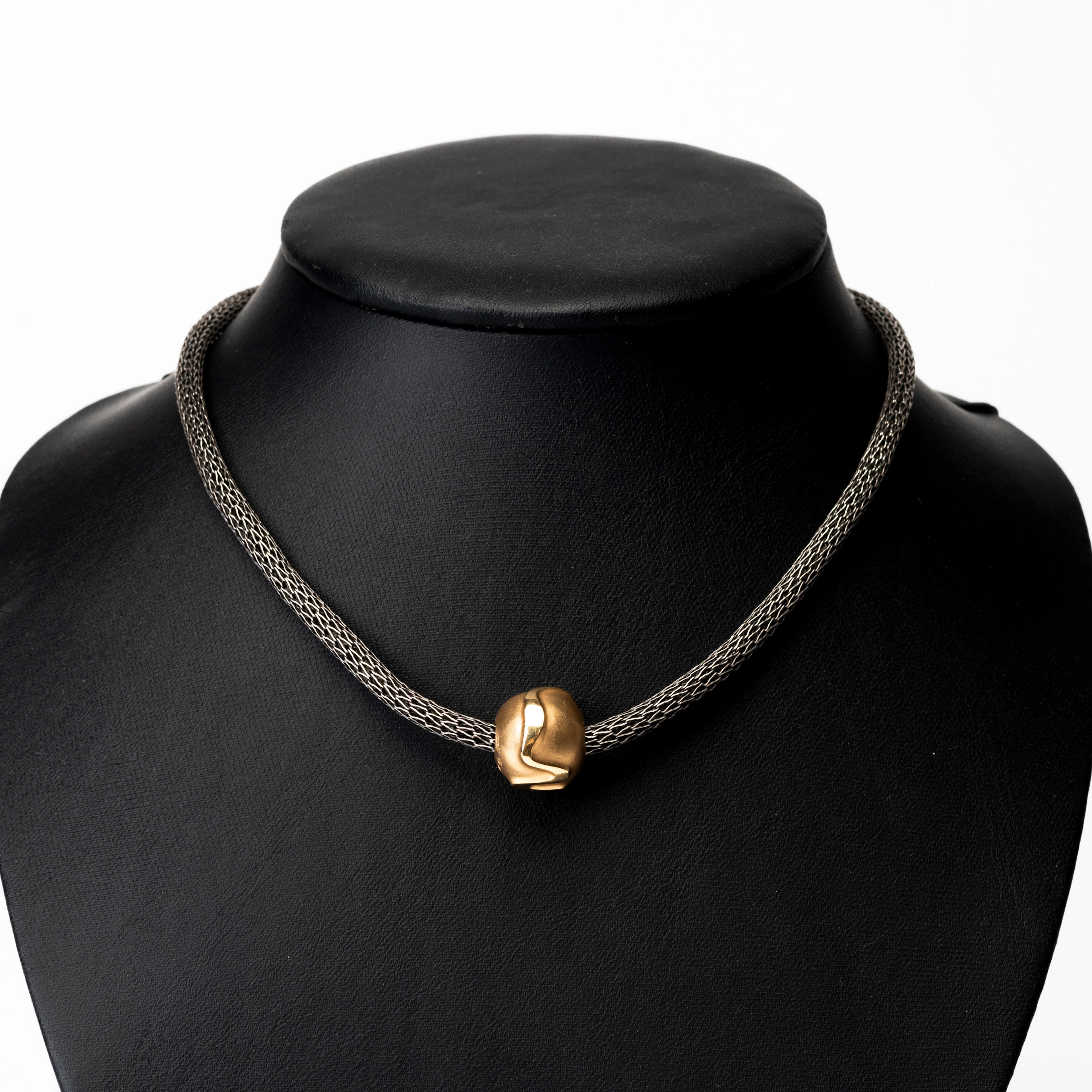 HALSSMYCKE, guld 18 K, oxiderat silver, Pernilla Wiberg, Alton.