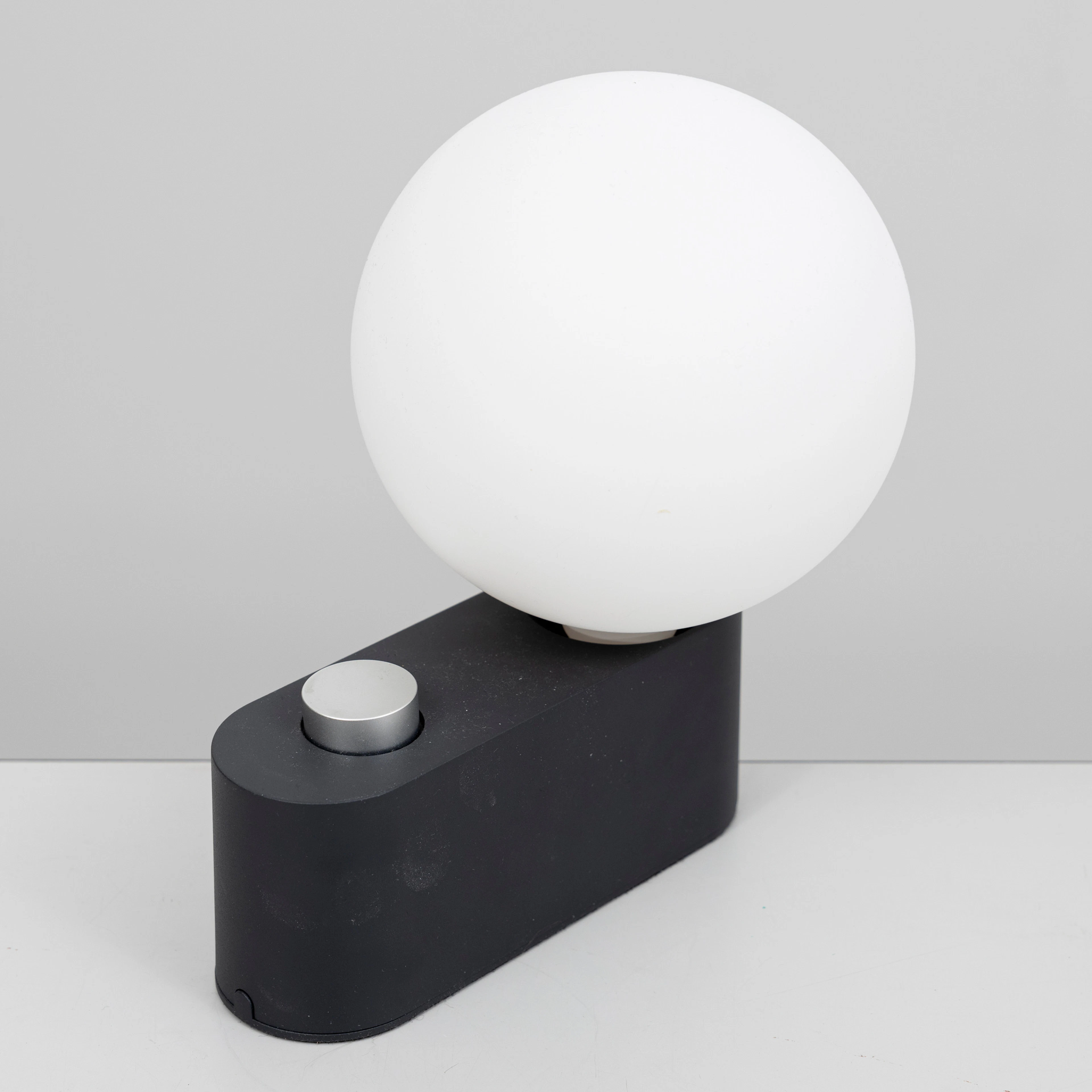 BORDSLAMPA, borstad aluminium och glas, "Alumnia!, Tala, England.